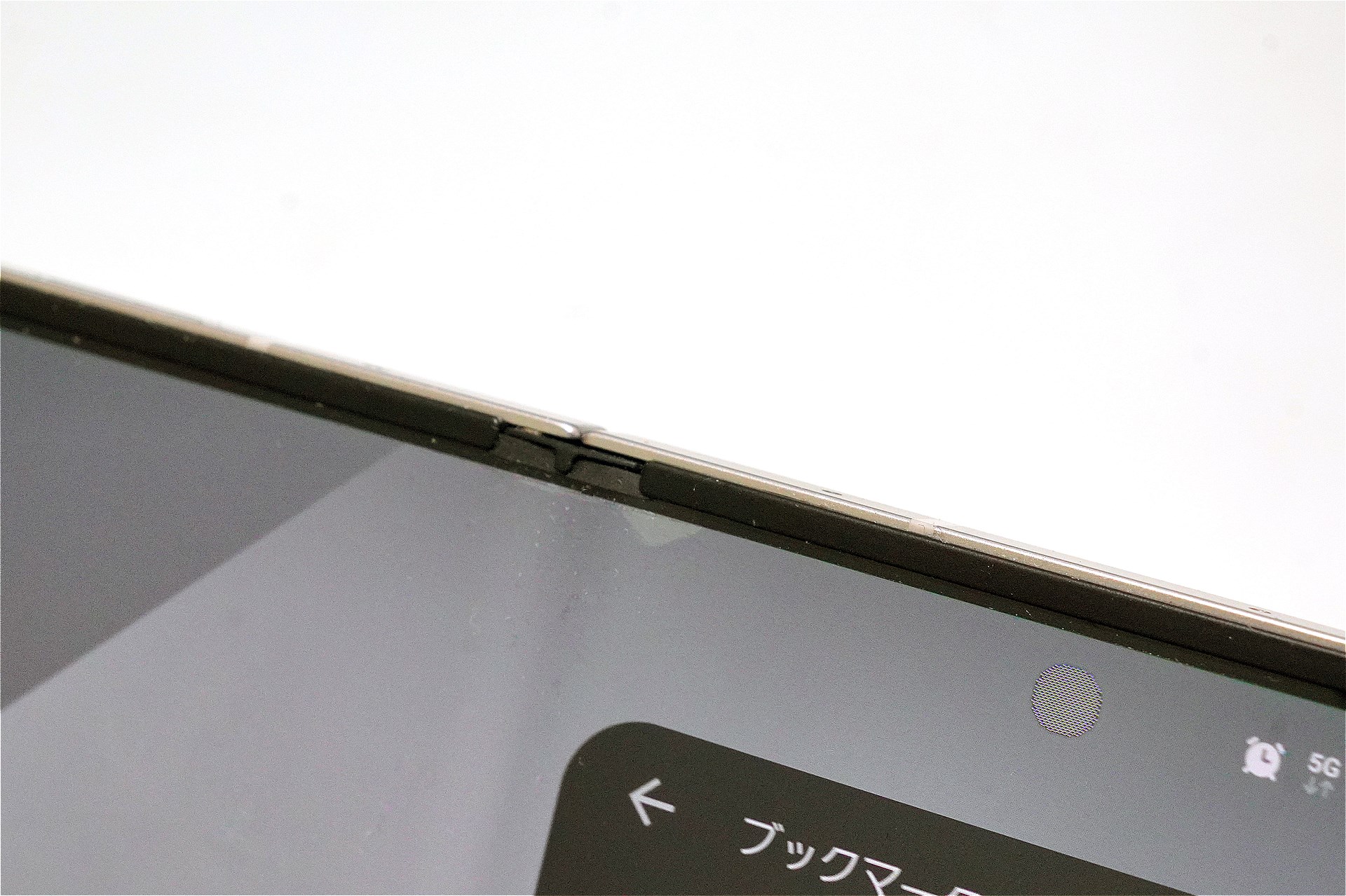 幸い落下させたのが閉じているときだったので、メインディスプレイも無傷。ただし、開閉に伴い、若干だがフィルムに浮きが出始めている