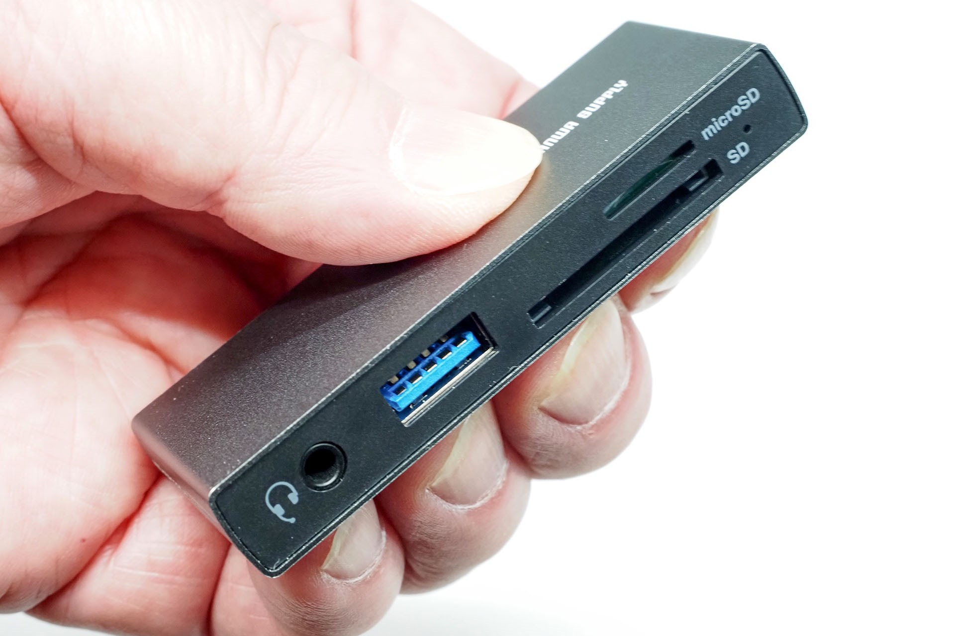 大きさは約幅7.66×高さ3.9×厚さ1.21cm。重さは約26g。小さっ！　軽っ！