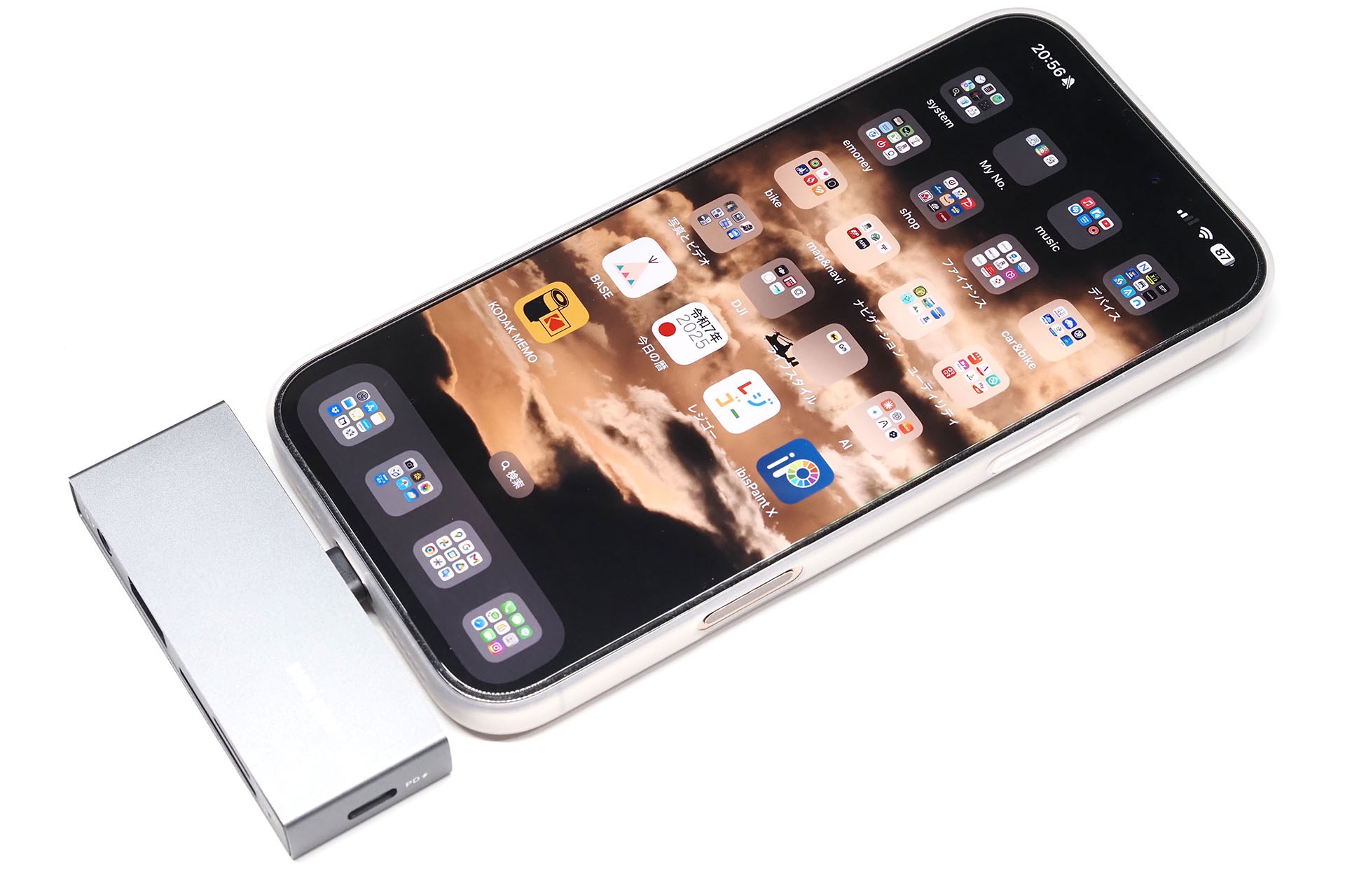 薄いケースに入れたiPhone 16 Pro Maxに接続。なにこのピッタリ感！