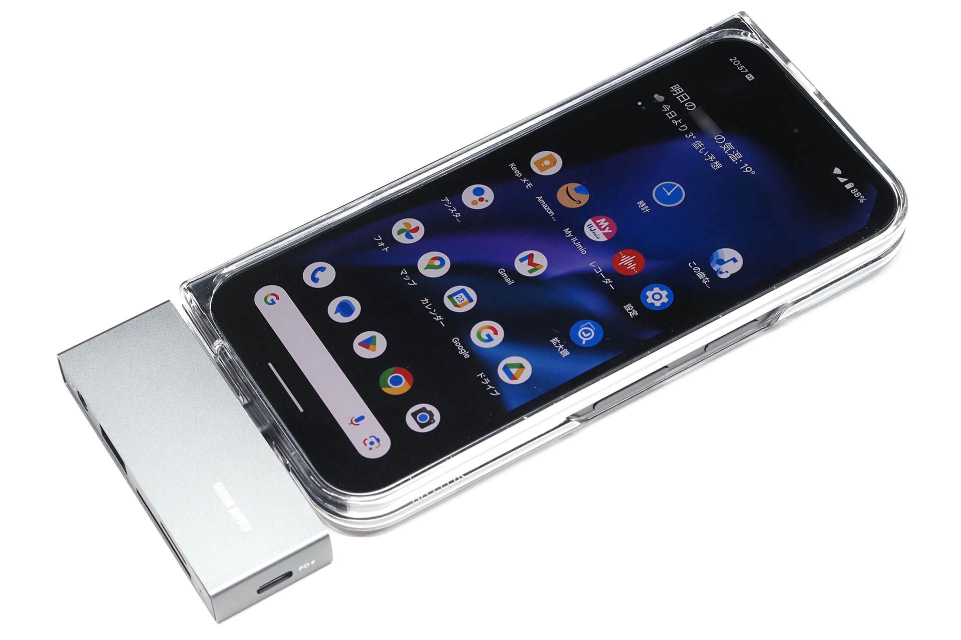 Google Pixel 9 Pro Foldにつないで。こちらもピッタリ。やや厚めのケース入りだが問題なく接続できた。