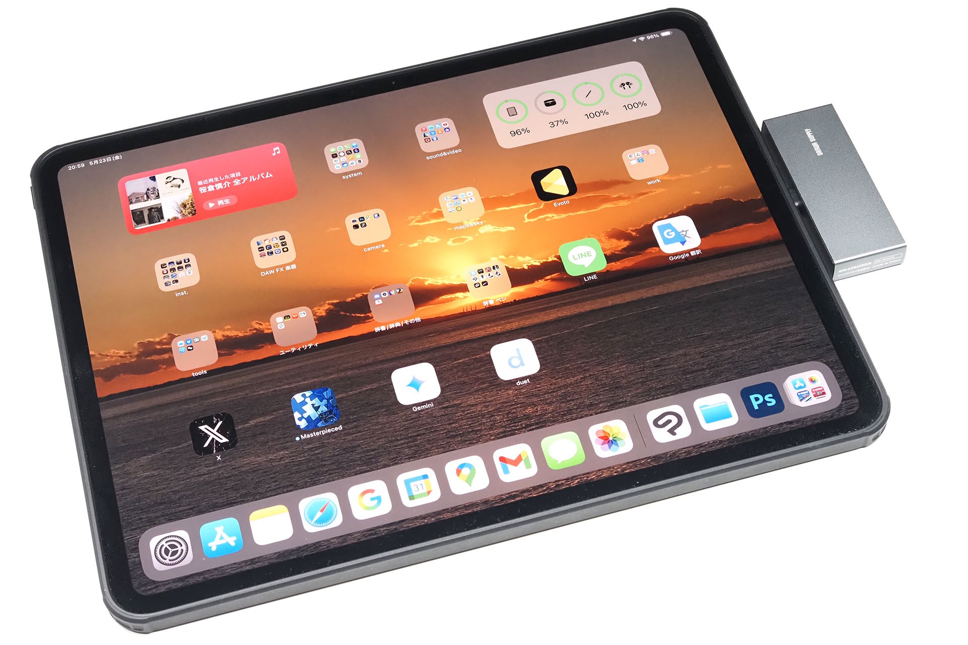 13インチiPad Pro (M4)に接続。ハブはたぶんこの端末で多用しそう。多用と言っても、たま～に、だが。