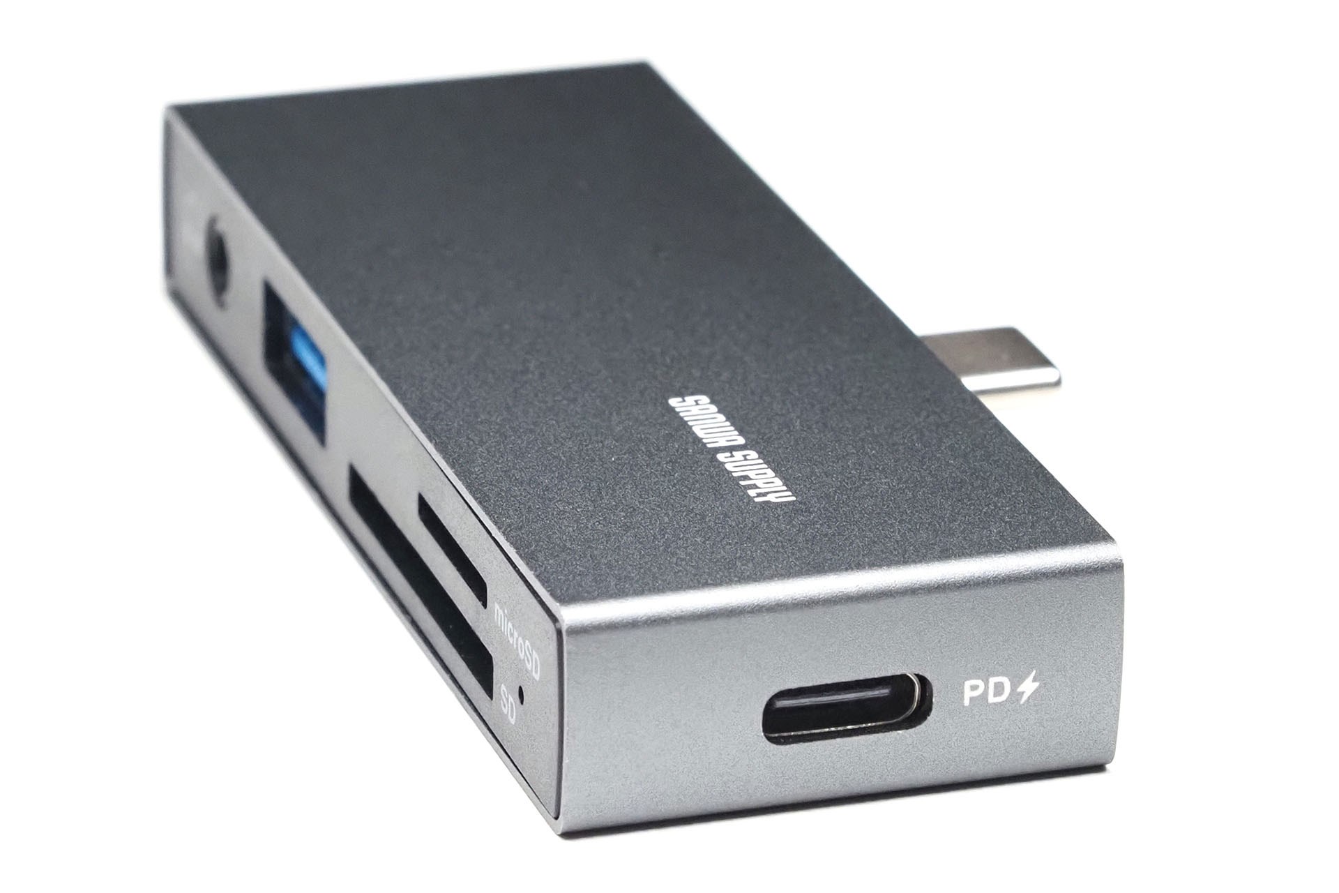 右側にはPD100W対応（デバイス充電用）のUSB Type-Cポートがある。USB Type-C対応のSSDを接続してみたところ、とくに問題なく動作した。USB Type-Cポートとして使う場合の最大速度は5Gbps。
