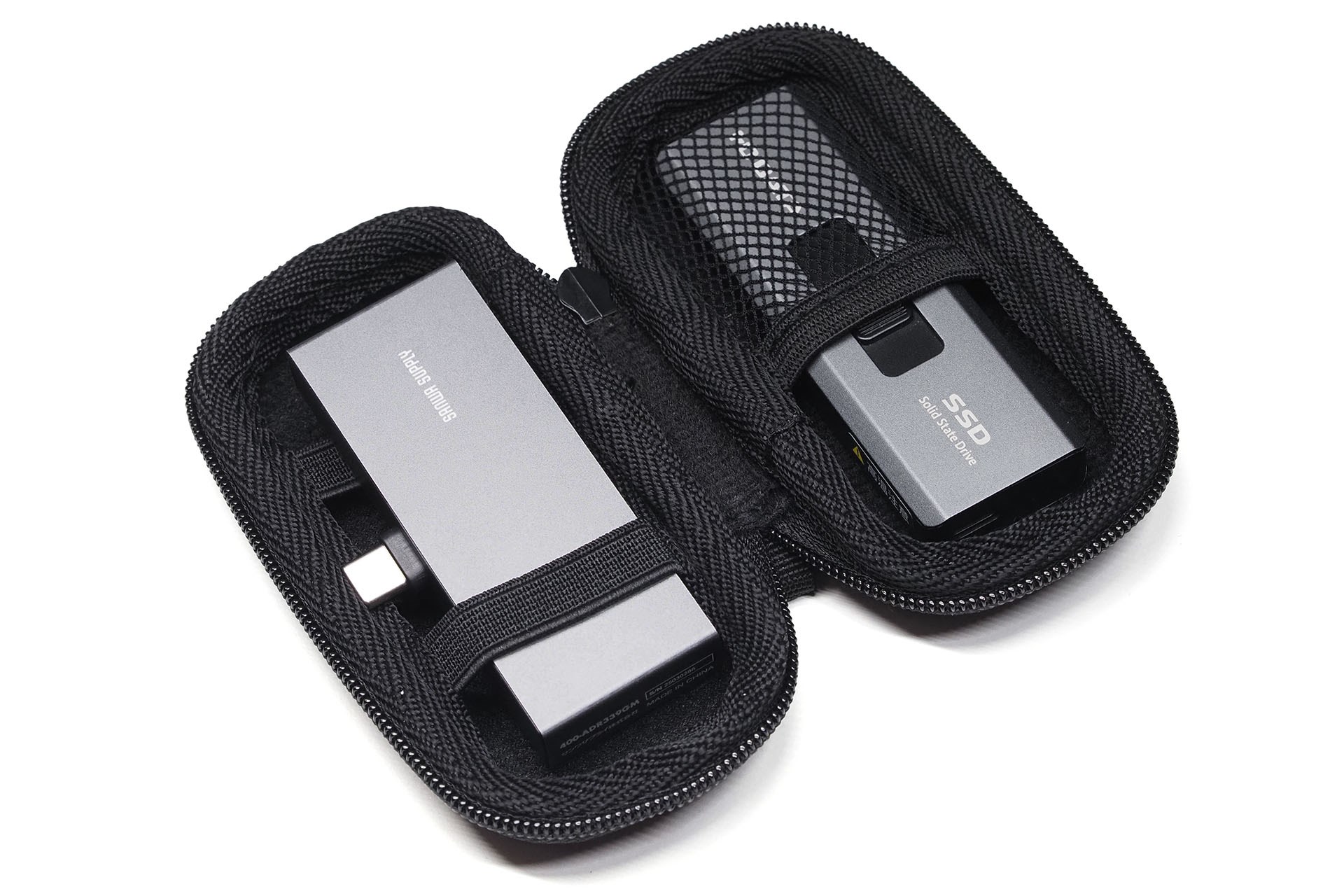 試しに使用中のスティック型SSDと前出のUSB Type-Cハブを入れてみたら……ピッタリ！