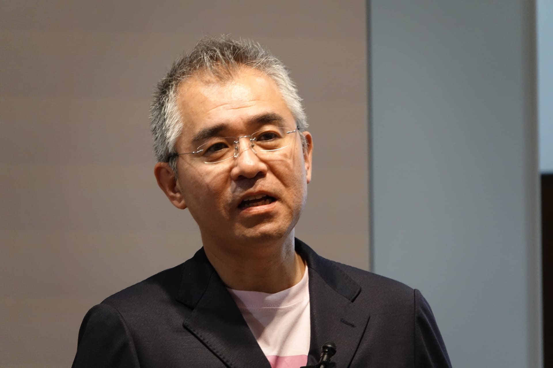 通信事業本部パーソナル通信事業部事業部長の川井健氏