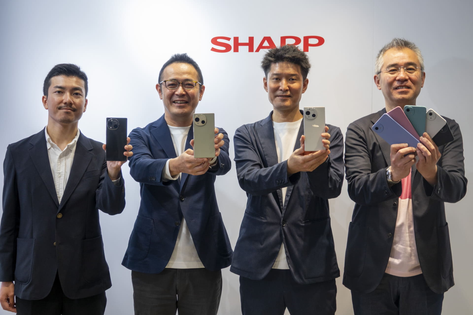 左からパーソナル通信事業部商品企画部長の清水氏、Co-COO兼スマートワークプレイスビジネスグループ長の小林氏、通信事業本部長の中江氏、パーソナル通信事業部長の河合氏