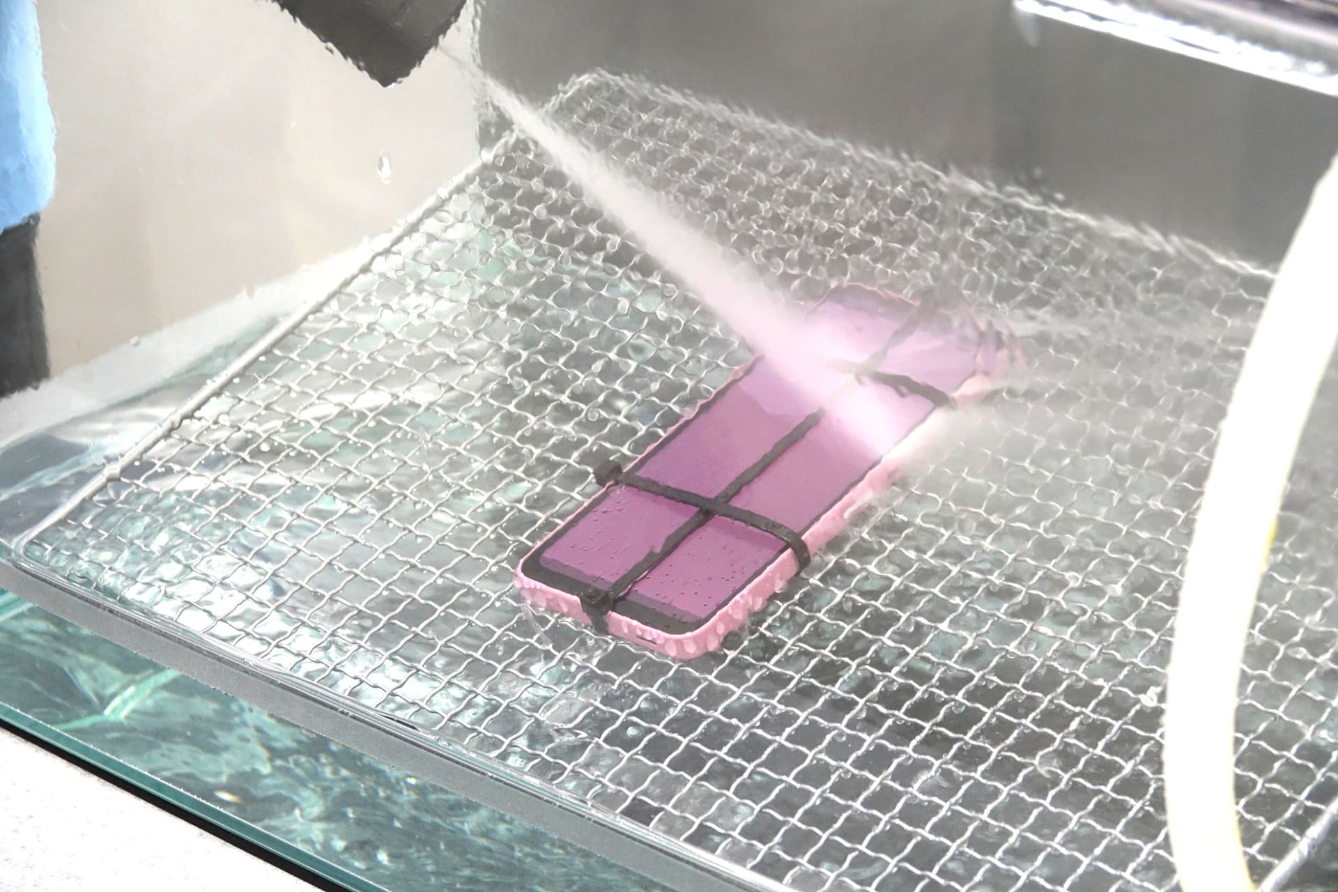 高圧水にさらされるAQUOS wish5