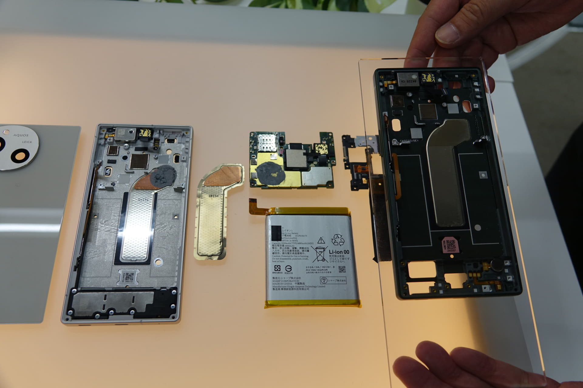 左がAQUOS R10、右（持ち上げている）R9にはない銅ブロックが備わっている