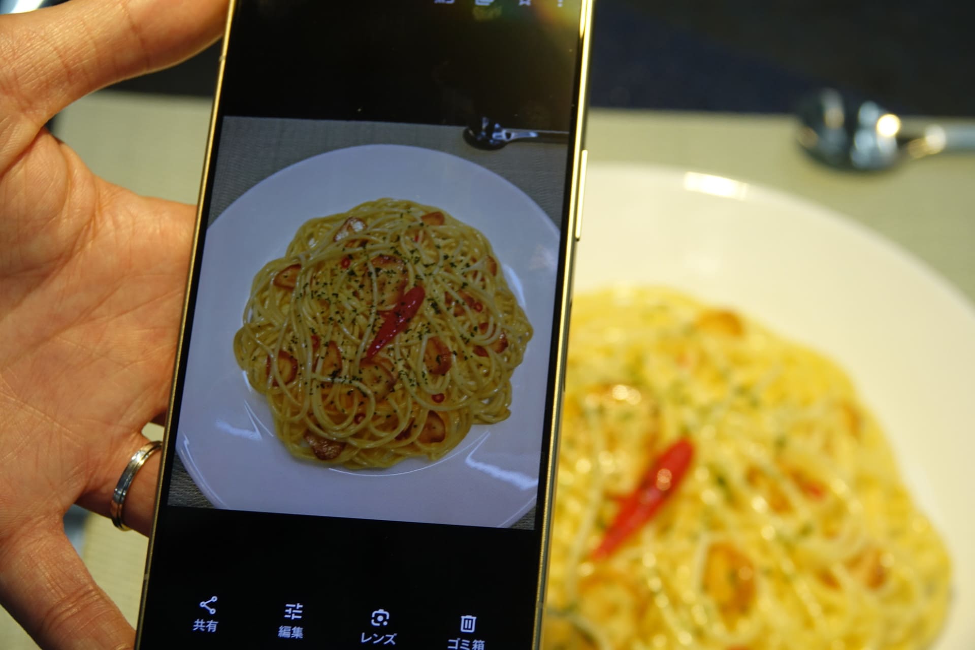 適用前（左）と適用後（右）、影の映り込みがなくなっている