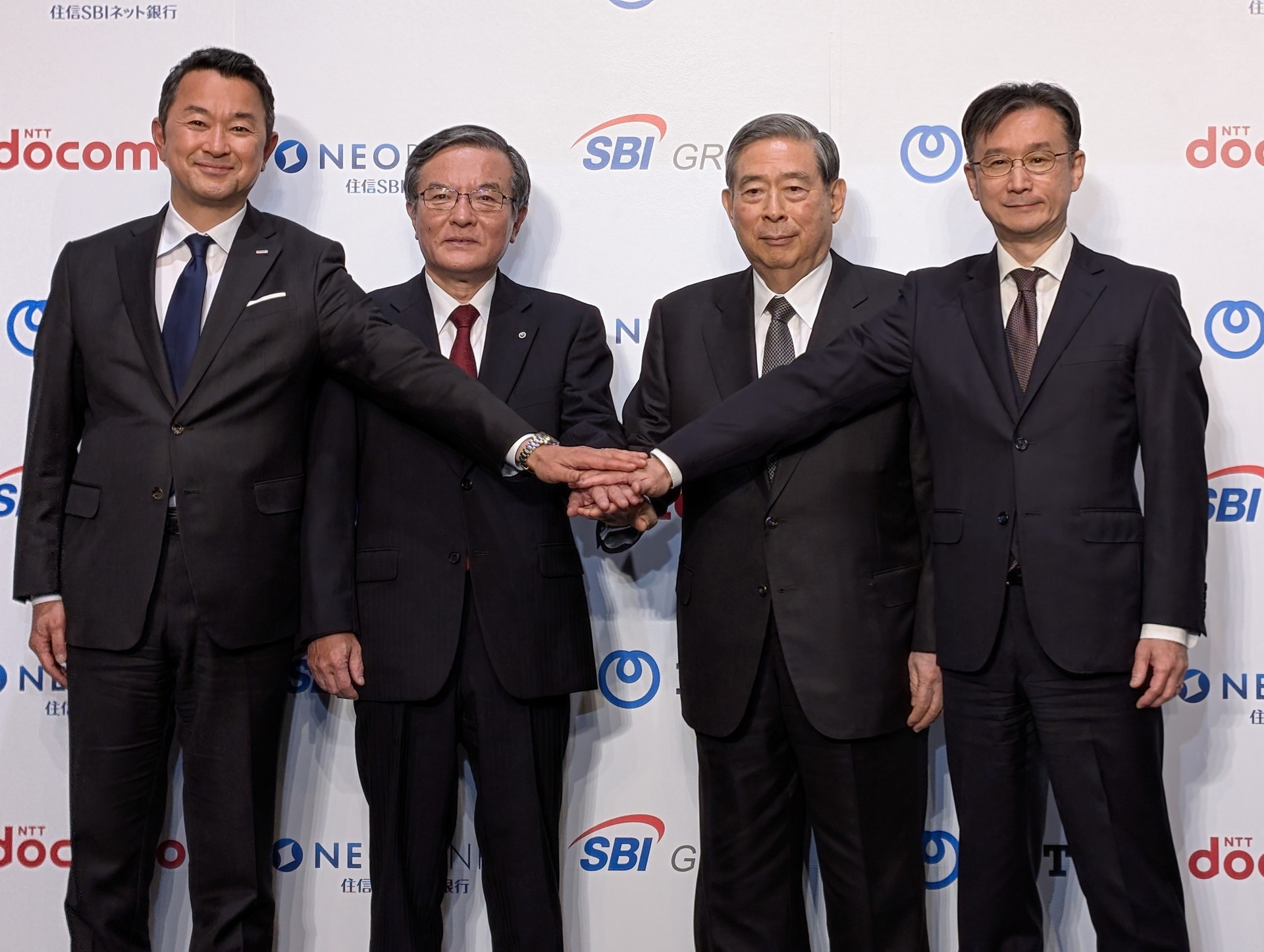 左からNTTドコモ 前田義晃氏、NTT（持株）島田明氏、SBIホールディングス北尾吉孝氏、住信SBIネット銀行 円山法昭氏