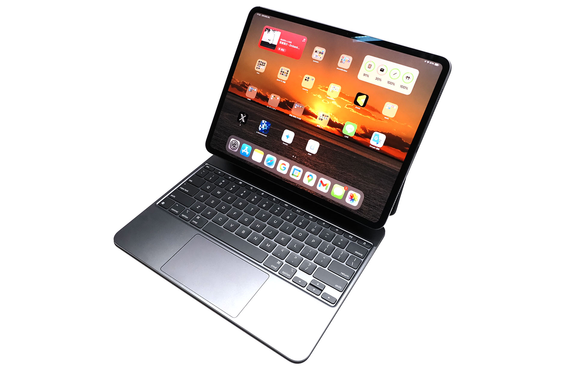 13インチiPad Pro（M4）とMagic Keyboardを合体させた様子。トラックパッド付きのノートPC的に使える。というか、MacBookっぽい使用感になる。