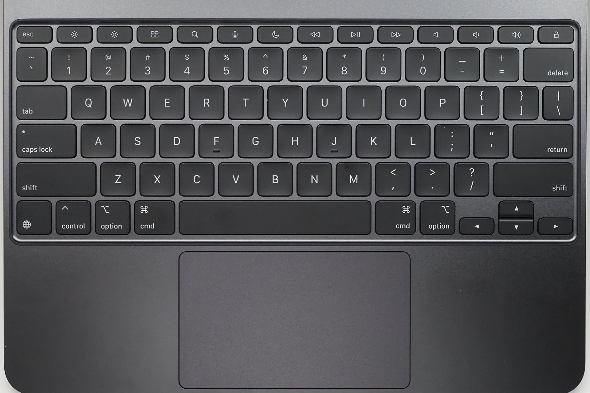 買ったMagic KeyboardはUS配列。キー間隔・サイズなどは、だいたいフルキーボードのそれと同じで快適に打鍵できる。トラックパッドも大きめで扱いやすい。