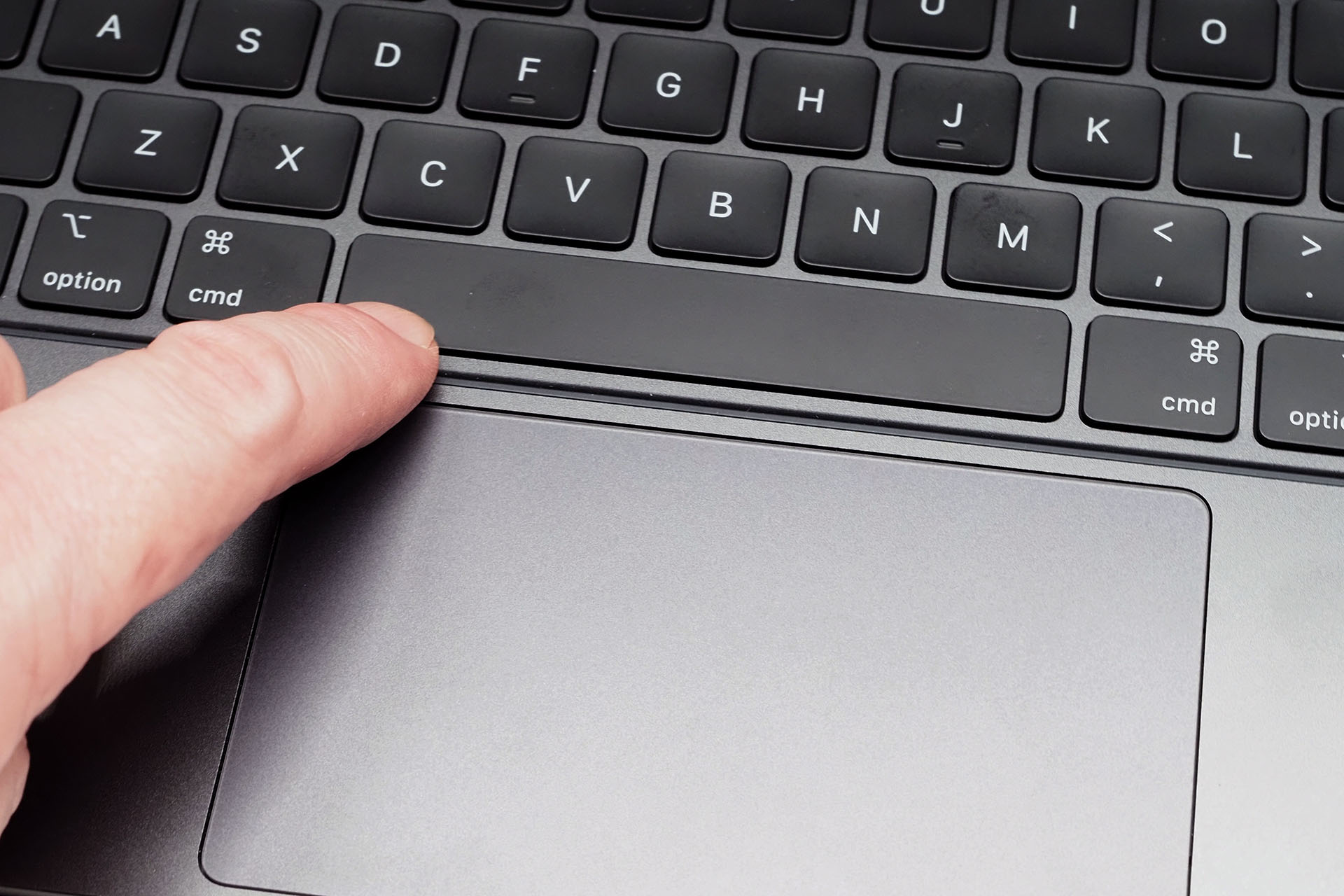 たとえばスペースキーを1度押し、0.5秒後くらいにもう一度押せば、iPadがロック解除されてホーム画面表になるという感覚。素早く5連打とかでもロック解除・ホーム画面表示となる。