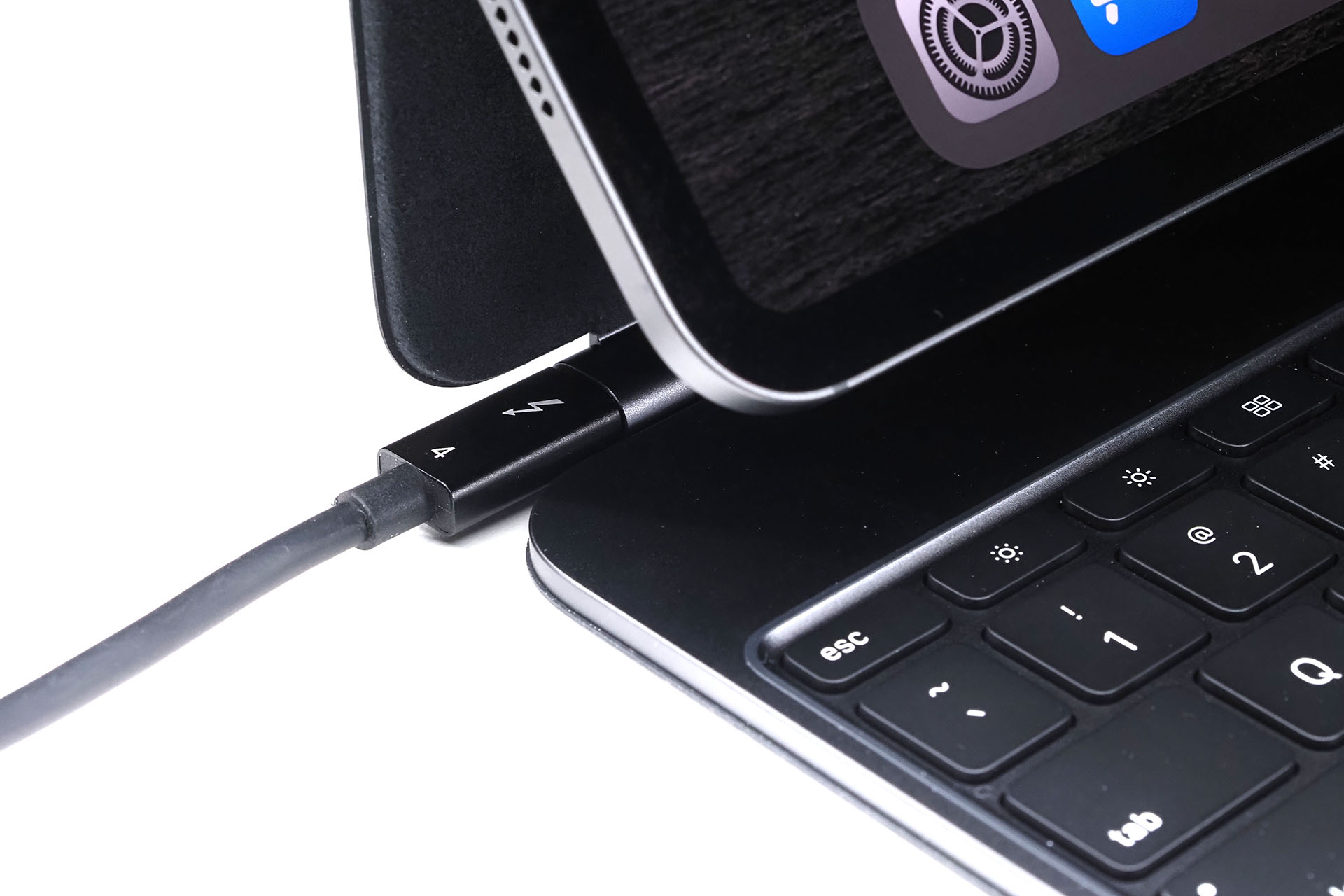 Magic Keyboardに向かって左側奥に、横向きのUSB Type-Cポートがある。iPadと合体状態でこのポートに給電すると、iPadが充電される。なお、Magic KeyboardはiPadを電源として動作するキーボードだ。