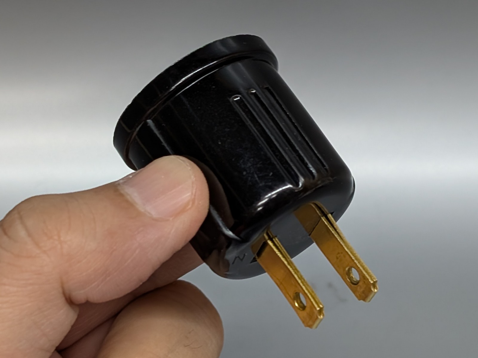 本体。2Pのコンセント口に差し込んで使用する