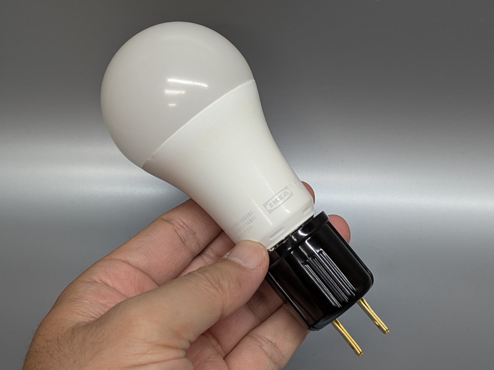 実際に差し込んだ状態。コンセントに差し込むだけで使える