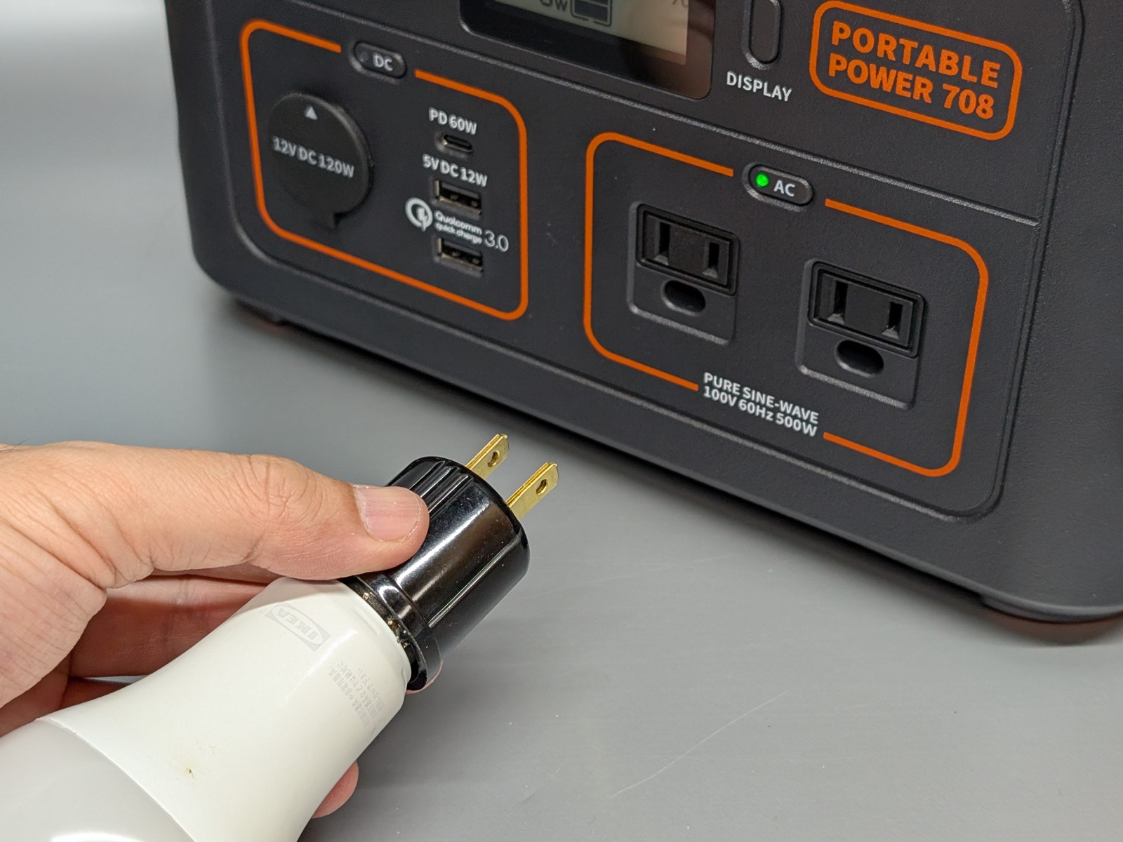 ポータブル電源に用意されているコンセントに差し込むと……