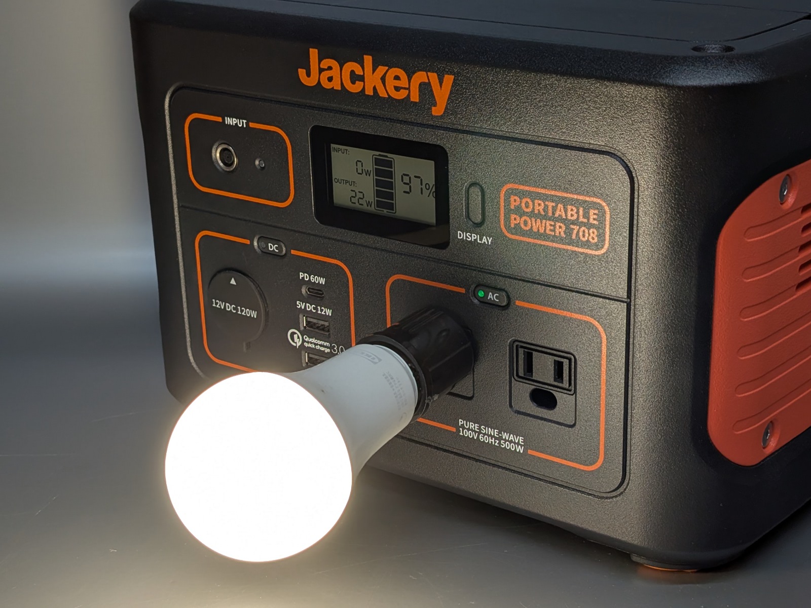 照明として利用できる。光量もかなりあるので、災害時などに重宝する