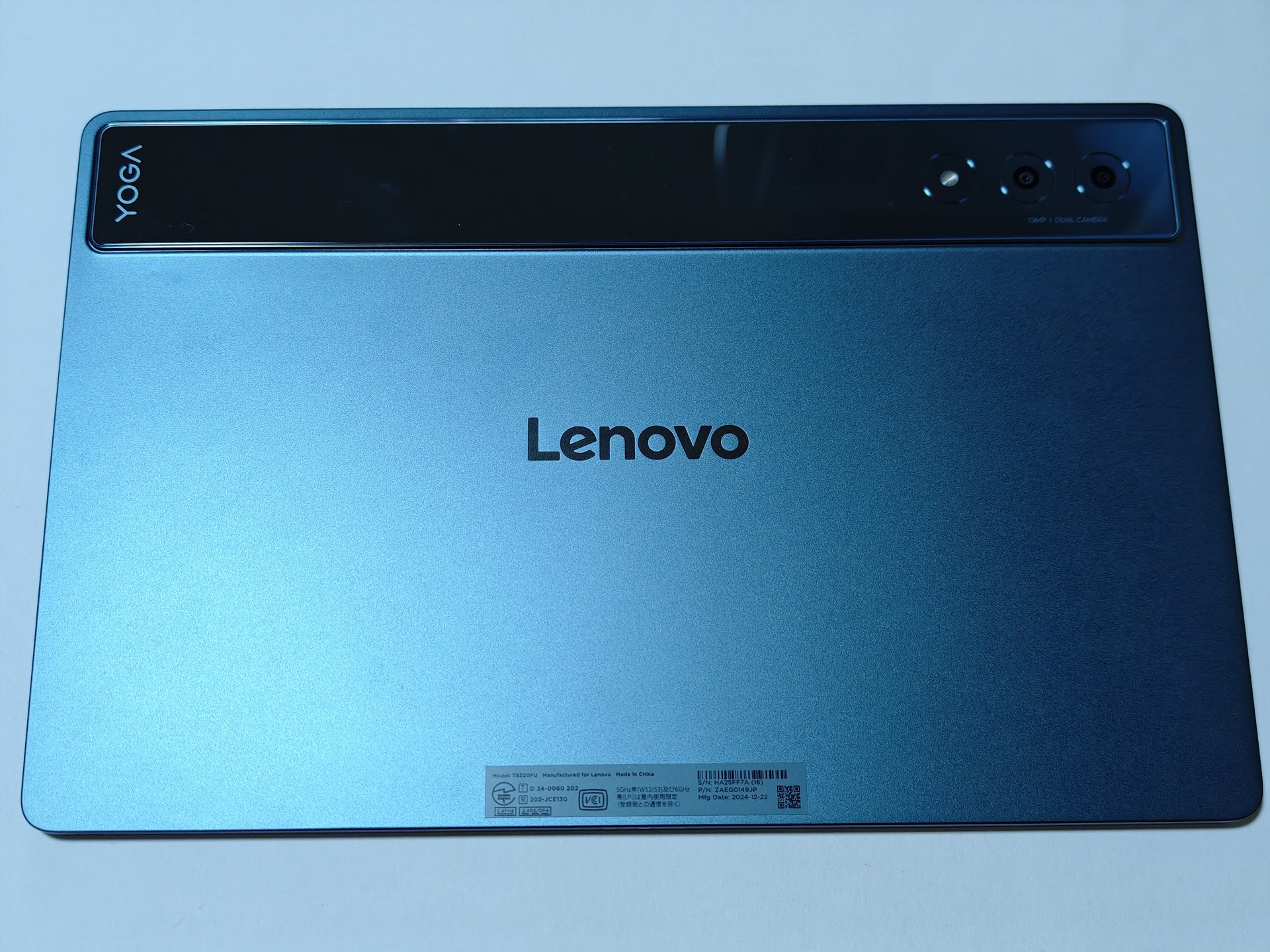 タブレット本体はカメラを配置した上部の帯が特徴的なデザインだ。