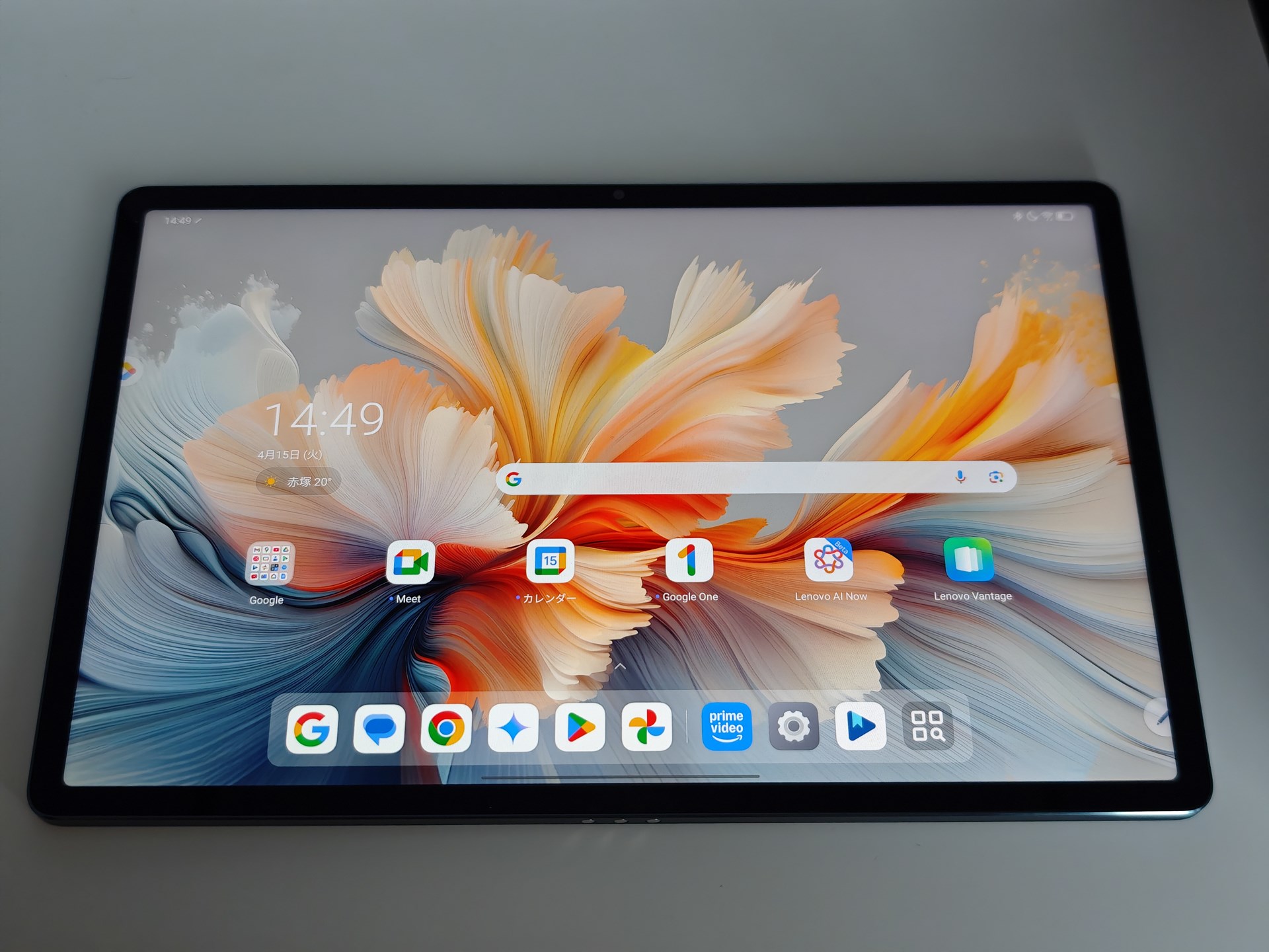 アスペクト比16：10の12.7インチディスプレイ。