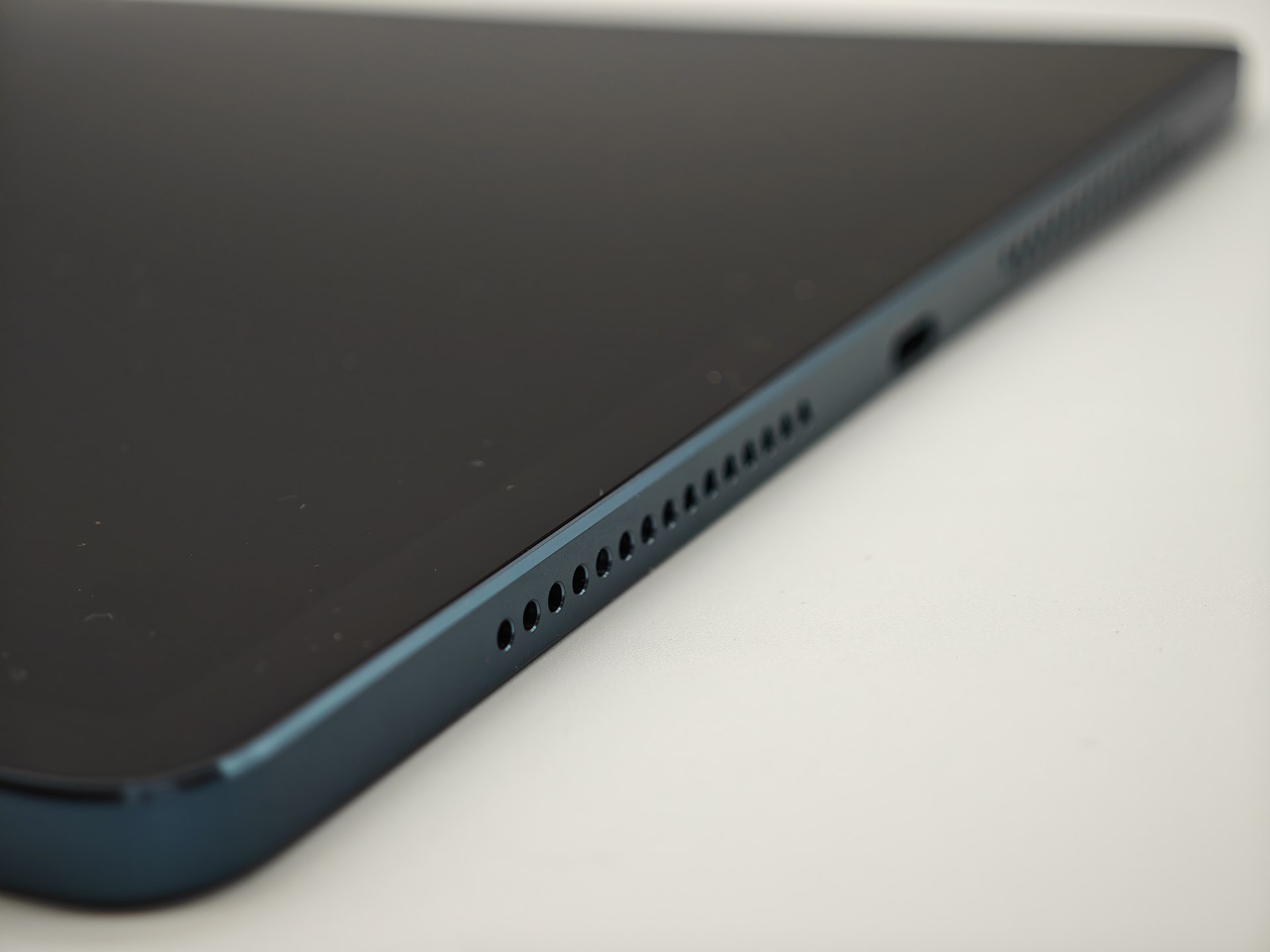 本体左右にHarman Kardonブランドのスピーカーを搭載しており、動画視聴時に迫力のサウンドが流れる。