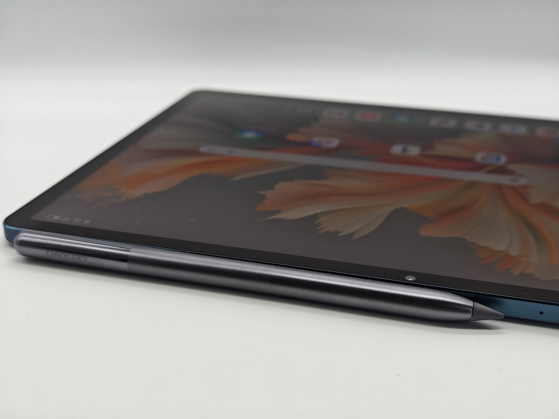 本体上部にマグネットでくっつけて持ち運び、充電も行う。