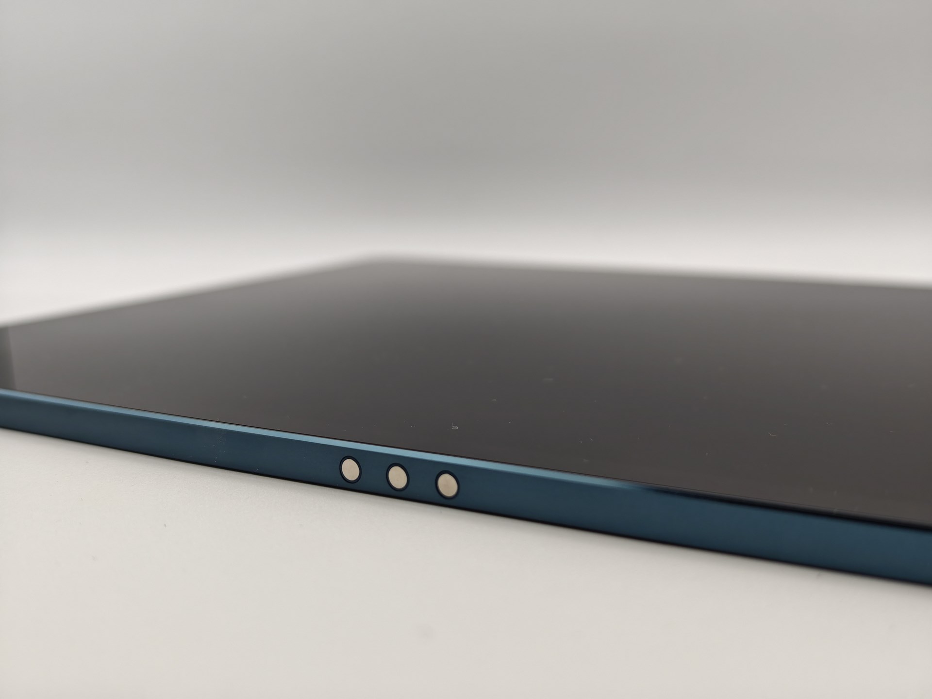 キーボードを装着するスマートコネクタ。純正キーボードは1万5000円程度で、iPadの純正キーボードと比較するとかなりお買い得な価格だ。