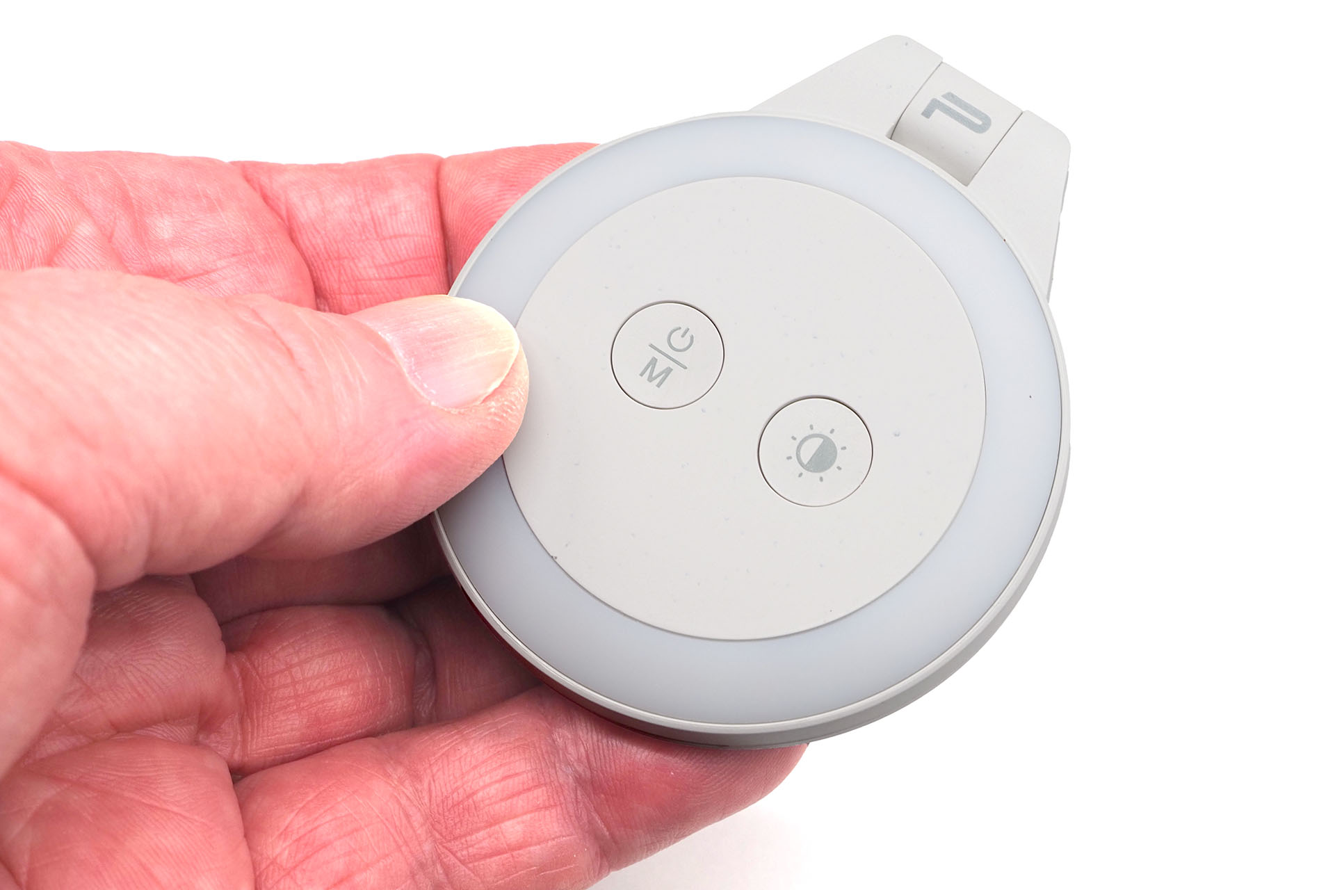 大きさは約60mmで厚さは約10mm。手のひらサイズで、携帯性に優れている。
