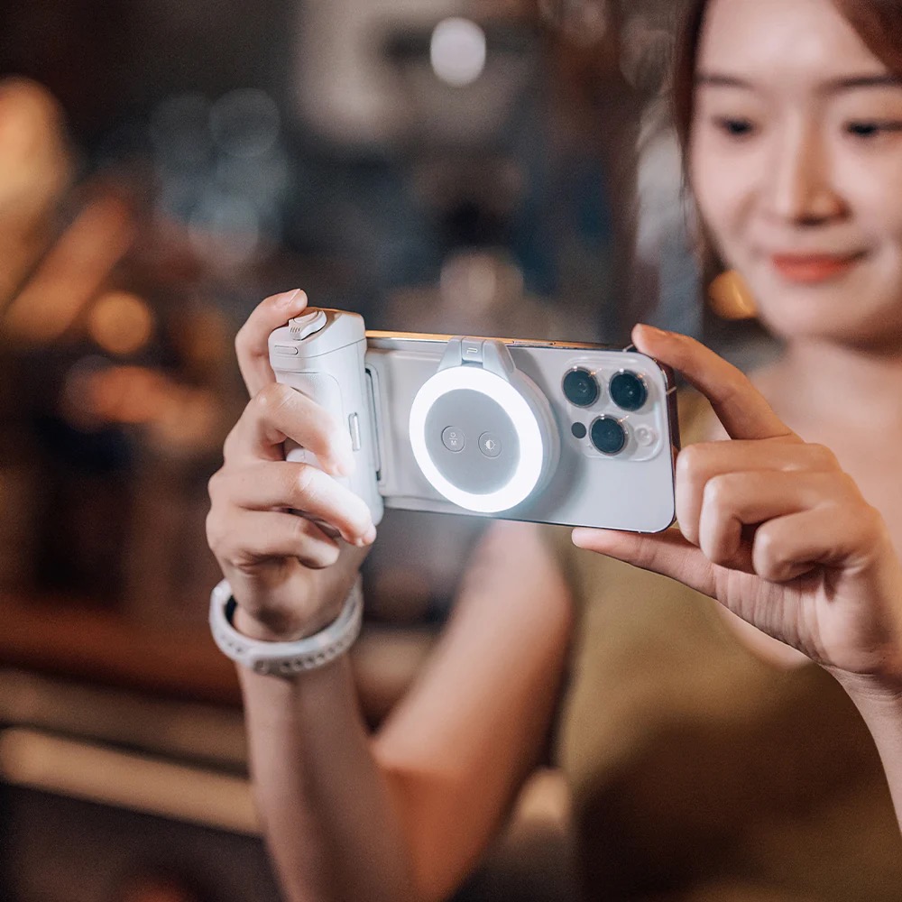 このリングライトはPGYTECH「MagCamスマートフォングリップ」という製品と組み合わせて使うことを前提に作られている。※画像はメーカーサイトより抜粋。
