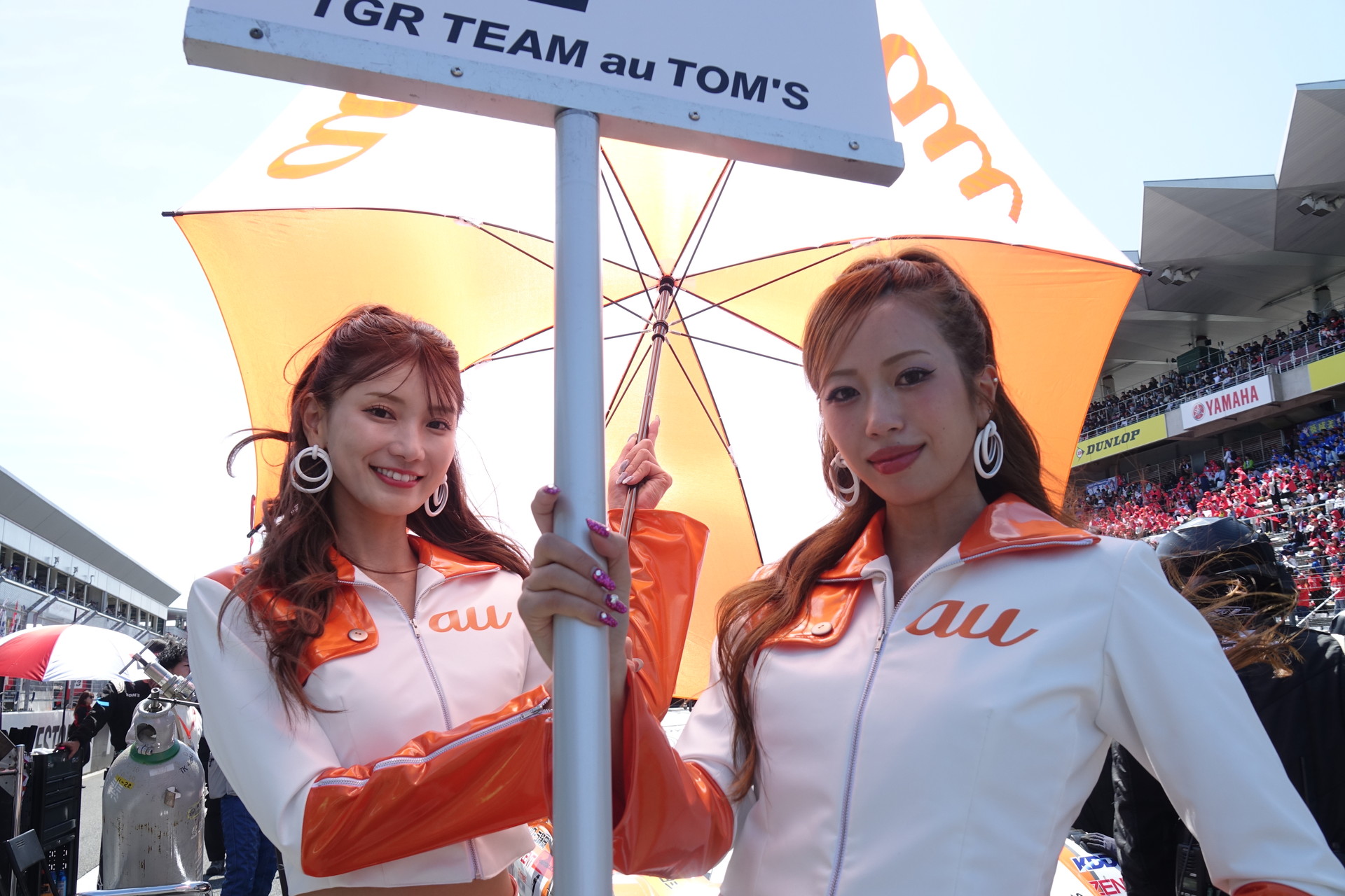 au TOM'Sレースアンバサダーの辻角アネラ（左）と央川かこ（右）