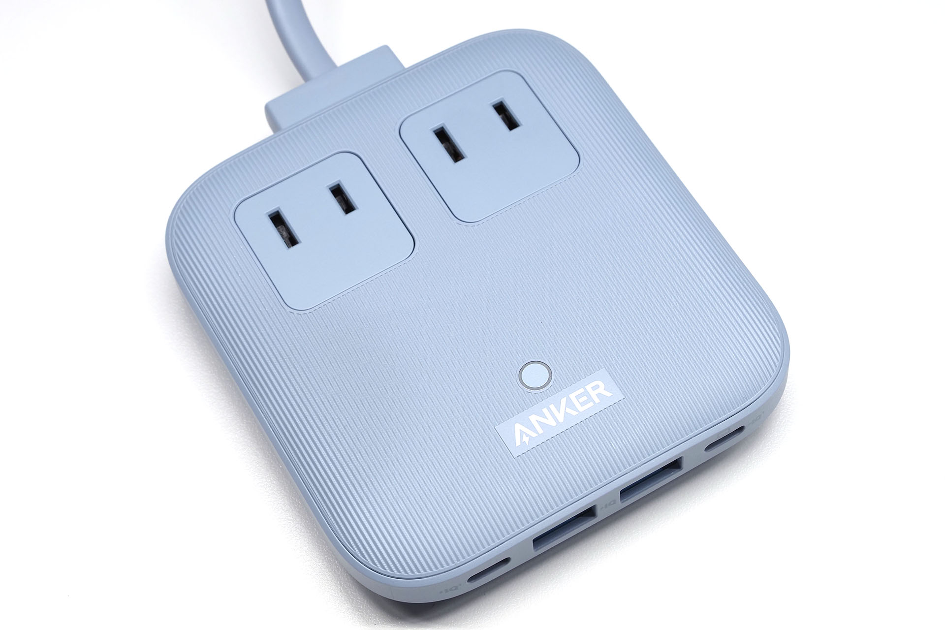 新しく購入した「Anker Nano Charging Station（6-in-1、67W）」。薄さが魅力のマルチタップ兼USB充電器だ。デバイス充電用ポートとして、USB Type-C×2とUSB Type-A×2を備え、最大67Wでの急速充電が可能。AC入力仕様は「100-125V～50ー60Hz 11A」となっており、マルチタップとしては定格電力1100Wまで使えるものと思われる。