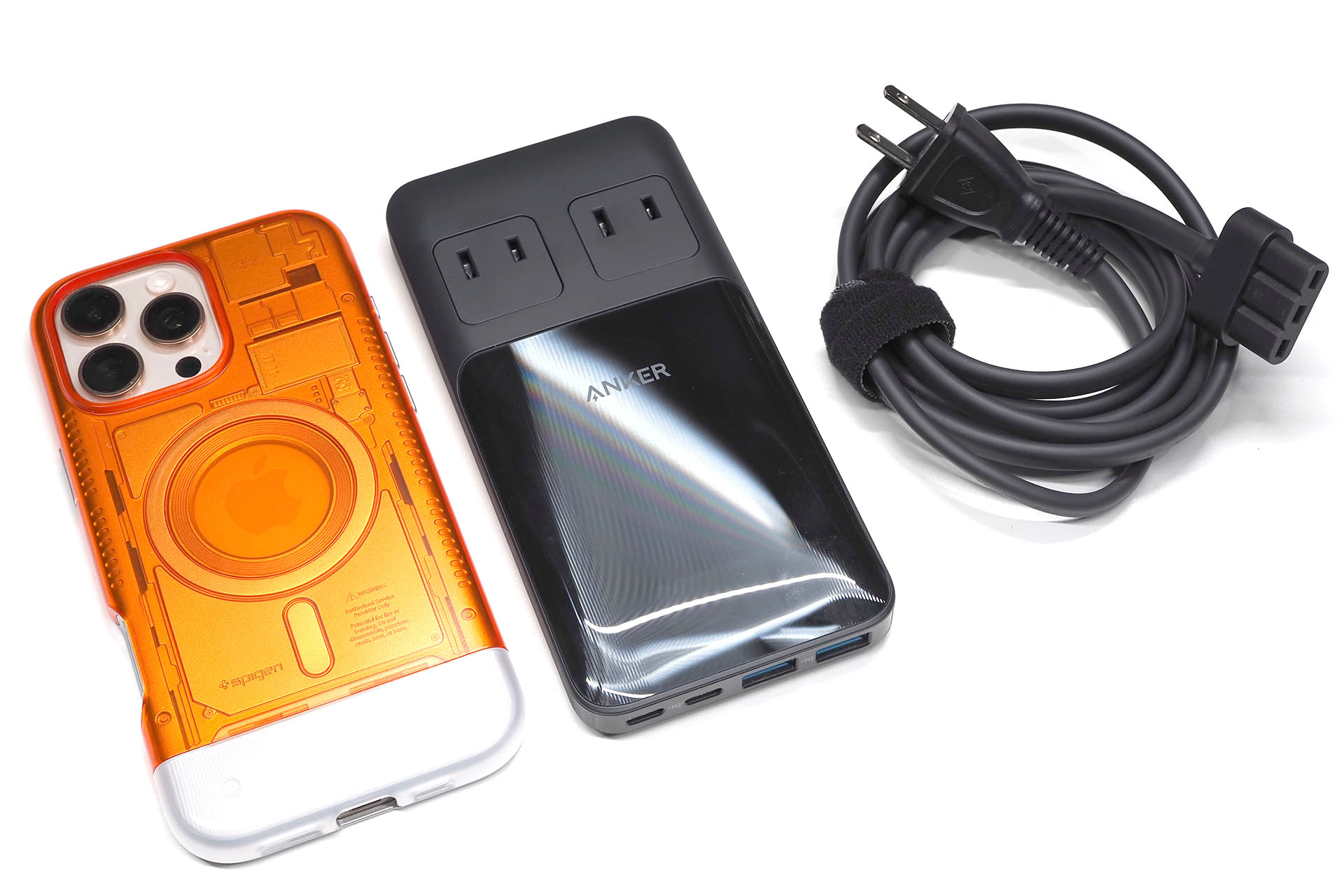 大きいほうはiPhone 16 Pro Maxに近いサイズ感。ACケーブルは着脱式だが専用品。