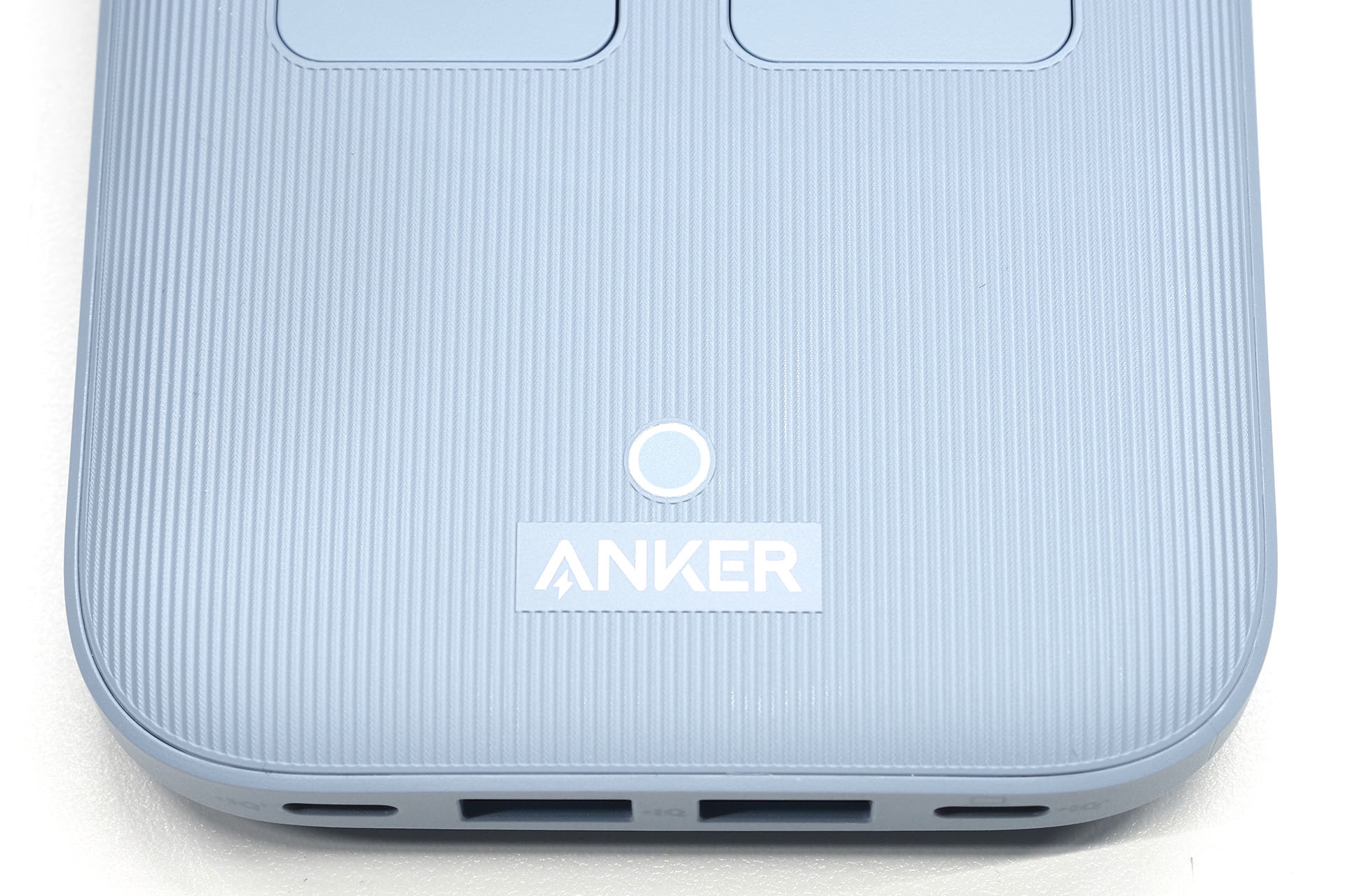 小さいほうにはディスプレイはないが、コンセントにつながっている場合は丸いインジケーターが白色で点灯する。