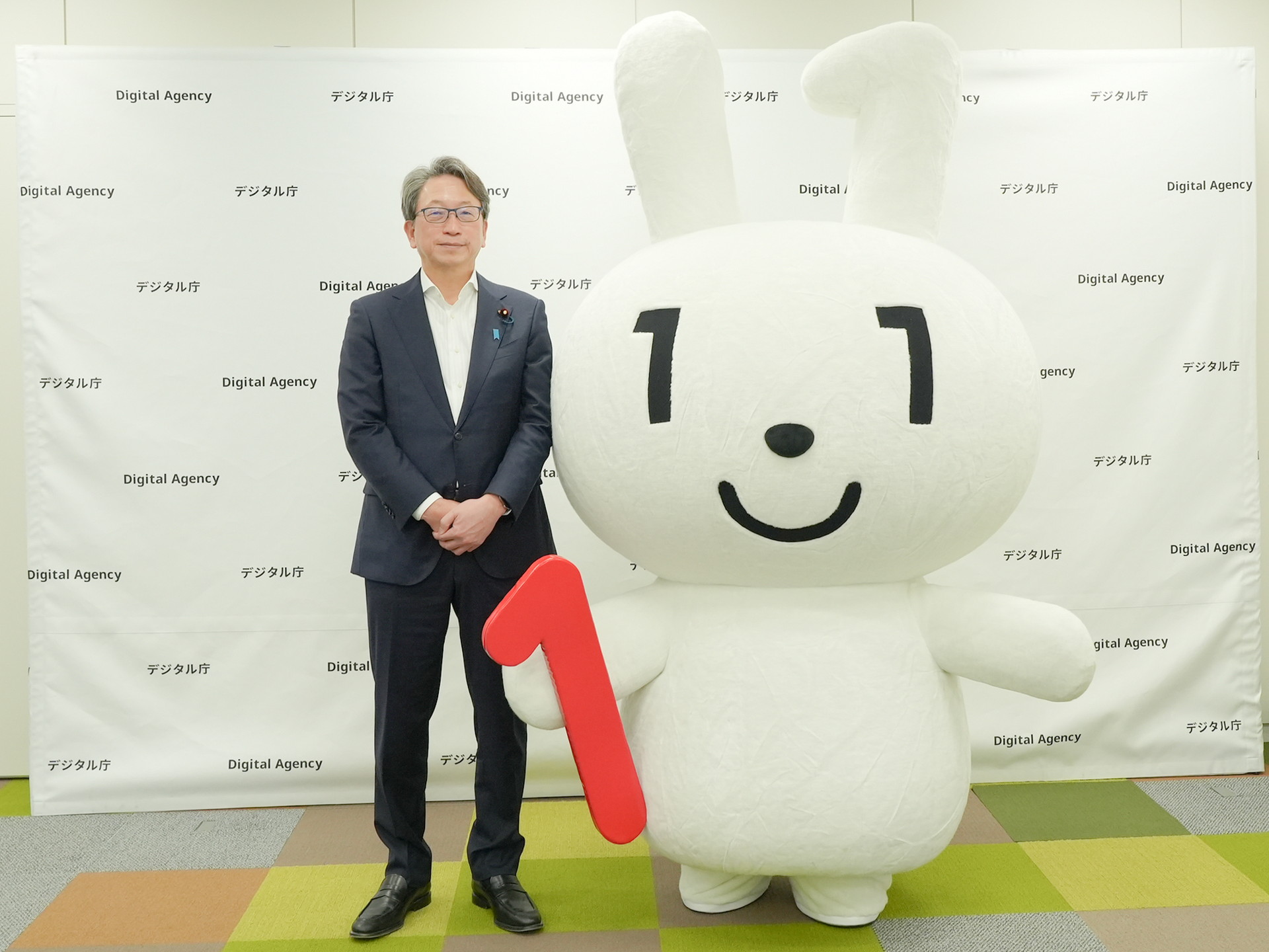 左＝平将明大臣、右＝マイナちゃん（写真提供：デジタル庁）