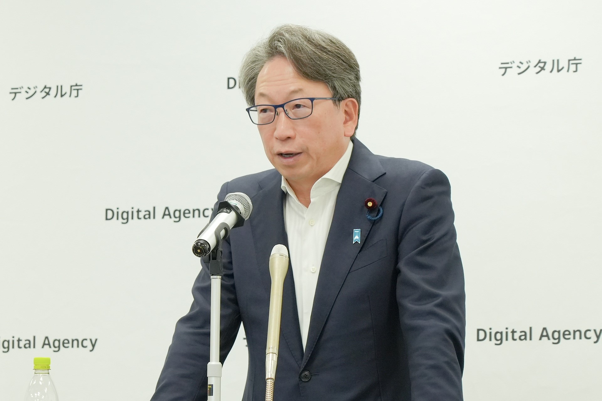 記者会見でiPhoneのマイナンバーカードについて説明する、平将明デジタル大臣（デジタル庁提供）