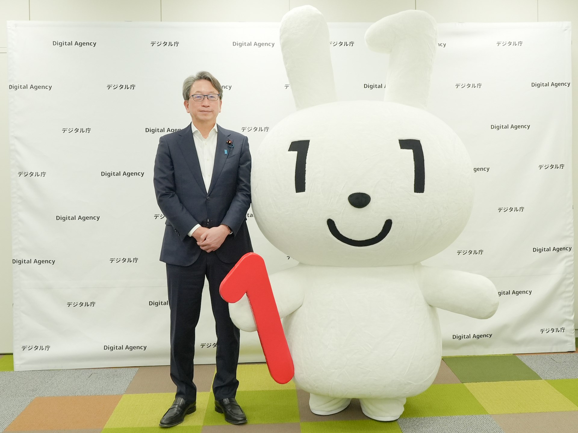 平将明デジタル大臣とマイナちゃん（デジタル庁提供）