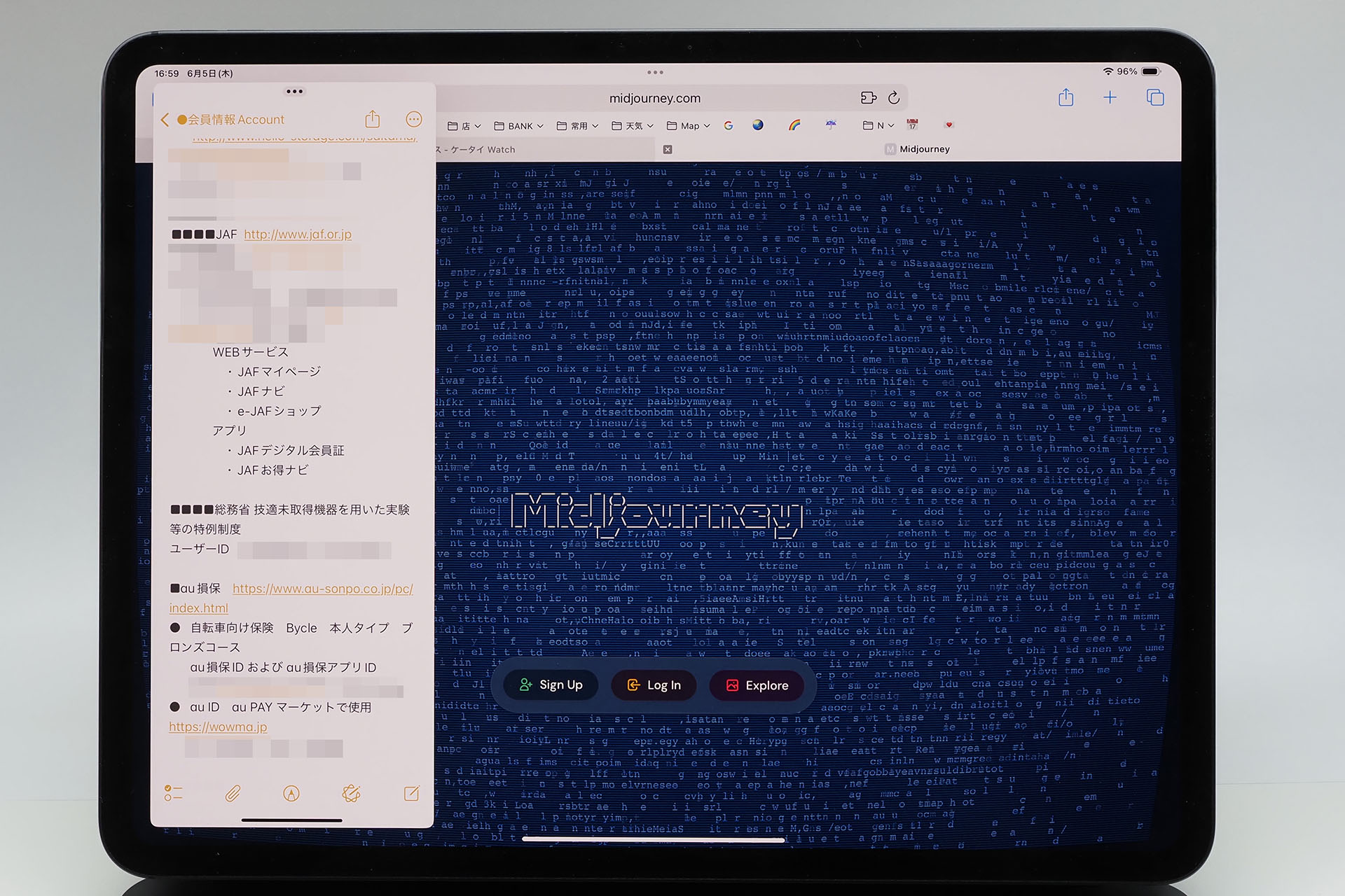 メモアプリの使用例。フル画面表示はMidjourneyのWebサイトだが、あくまでも使用例。Side Overはフル画面表示アプリの上に小さいウィンドウで別アプリを表示する機能。小さいウィンドウは片付けたり表示したりできるほか、複数のウィンドウを開いておきそのなかからひとつを選ぶといった使い方もできる。