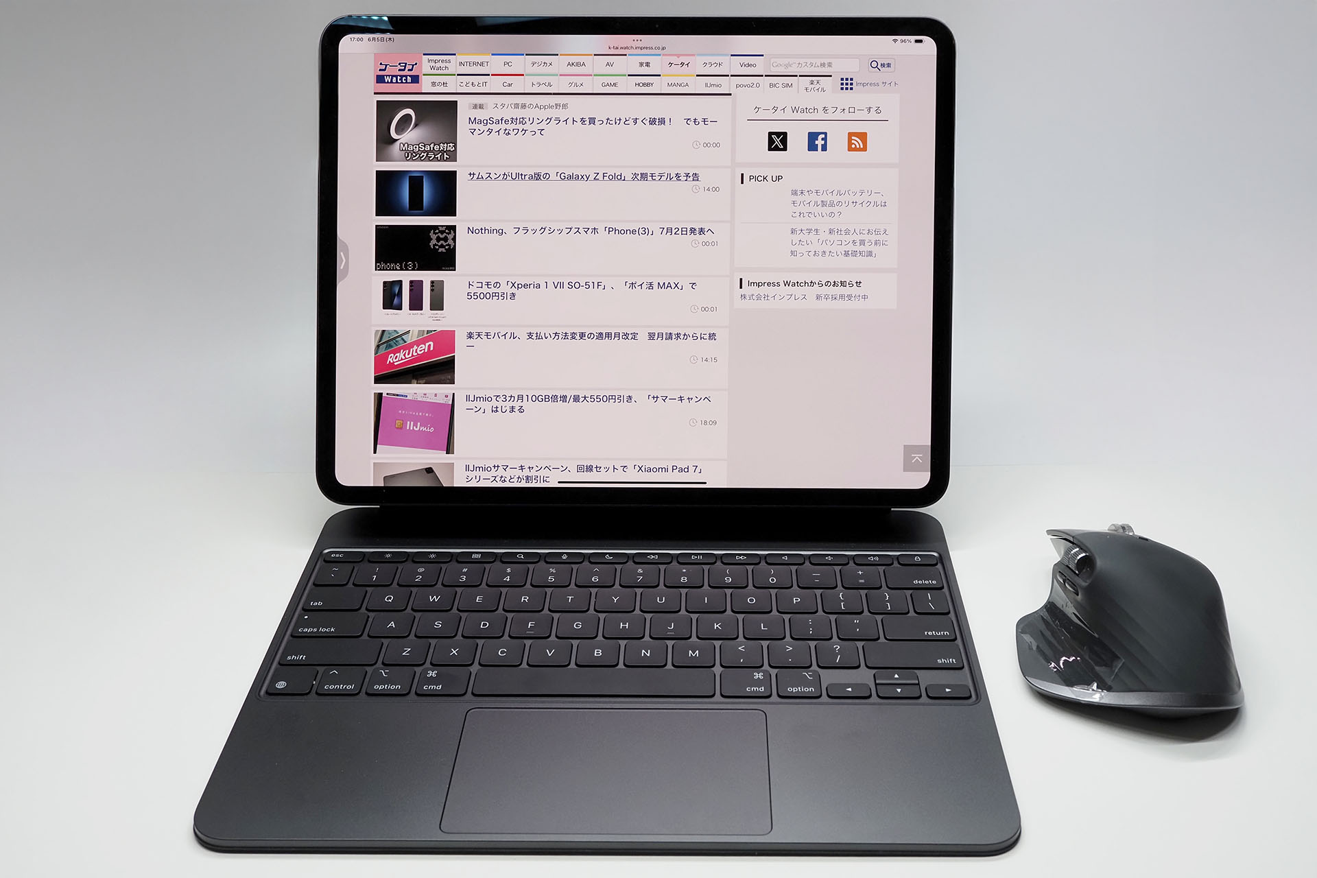 13インチiPad Pro（M4）＋Magic Keyboard＋Bluetoothマウスのセット。情報のブラウズだけならMacBookと同じような感覚で使える。