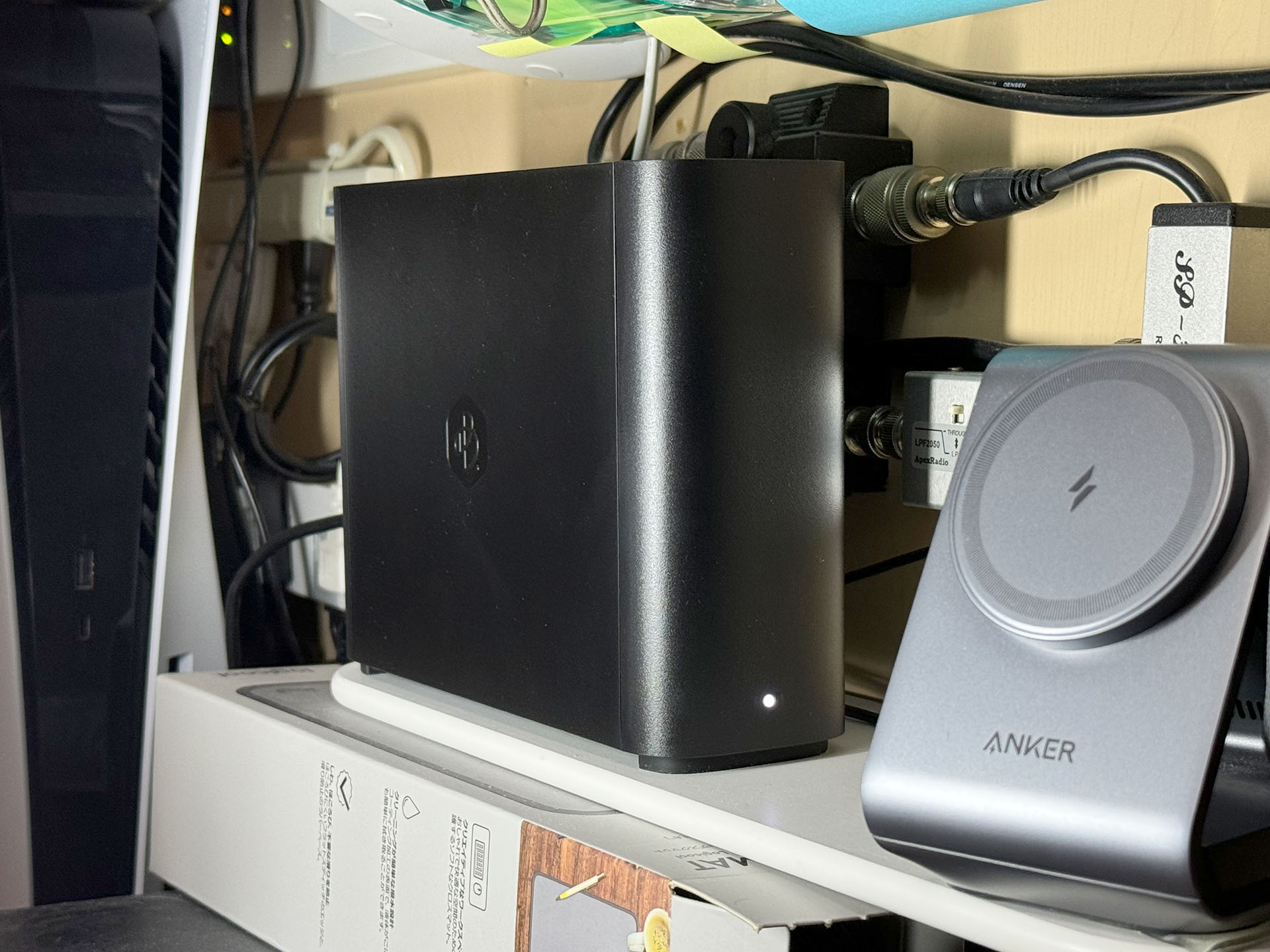 黒い箱がSynology「BeeStation」。4TBのHDDを搭載する「パーソナルクラウド」だ。