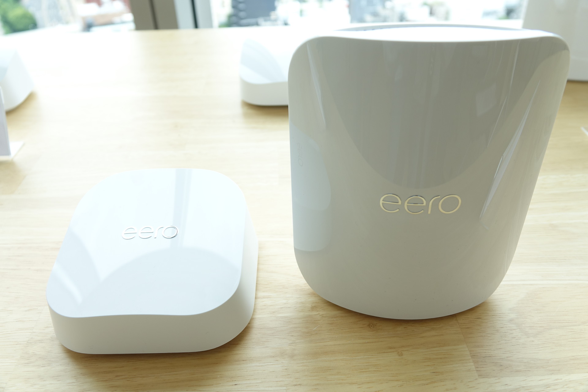左＝eero 7。右＝eero Pro 7