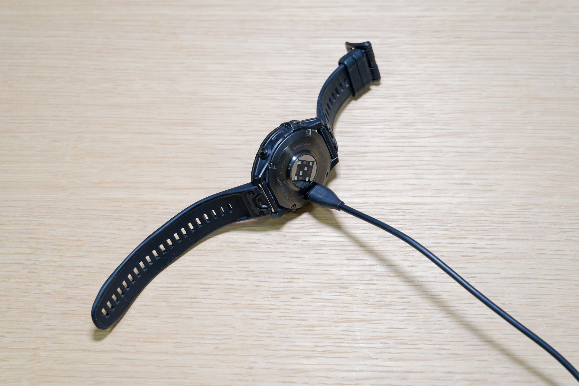 通常、充電中はごろりと転がしておくしかないガーミンのスマートウォッチ