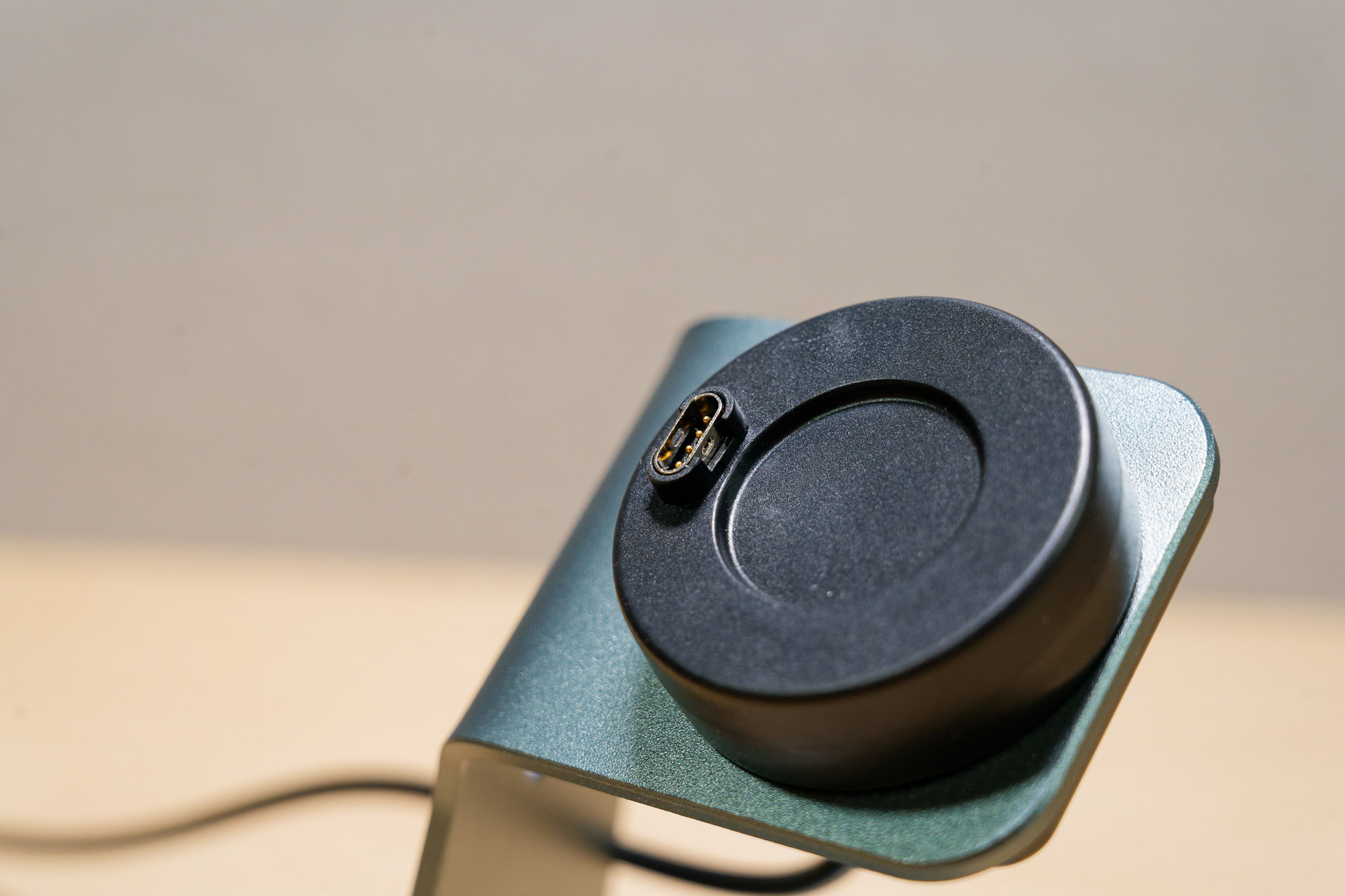 この端子位置に合わせて装着するのに、最初は少し手間取る