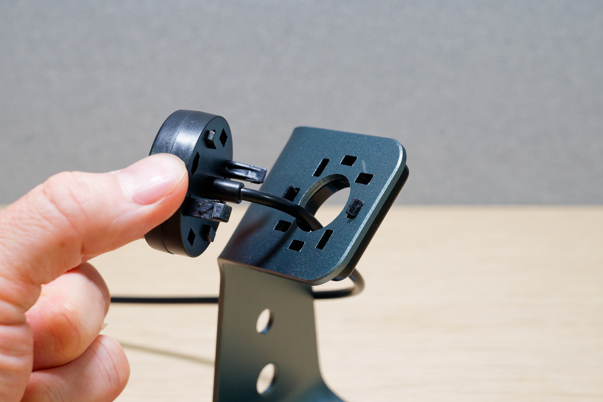 スタンドに固定された丸い充電台は90度単位で回転でき、端子部の位置が異なる機種にも対応可能