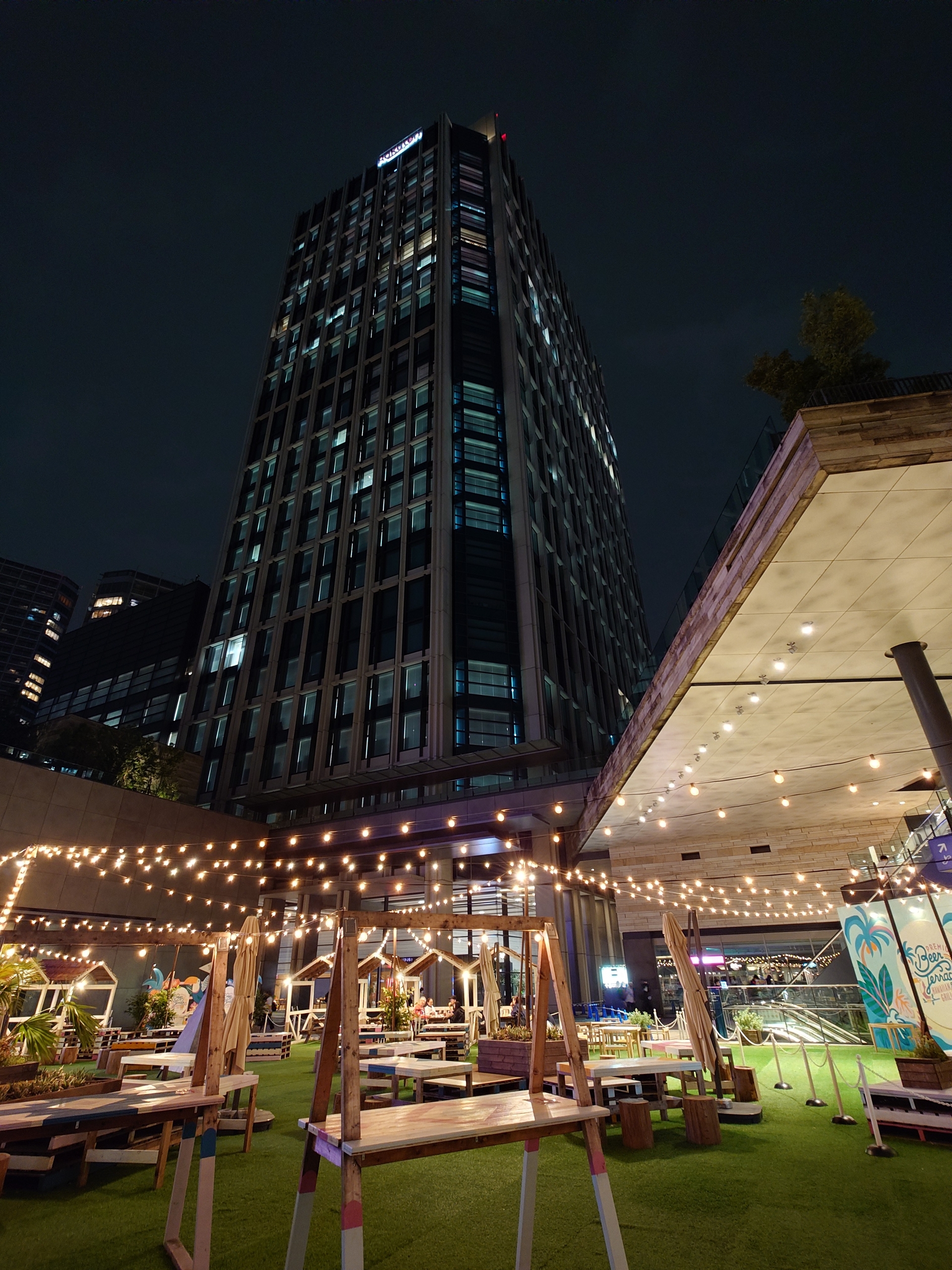 今モデルの売りとなる超広角カメラの写りは良好だ。約2.1倍となる1／1.56インチセンサーはナイトシーンでも美しい描写を見せてくれた