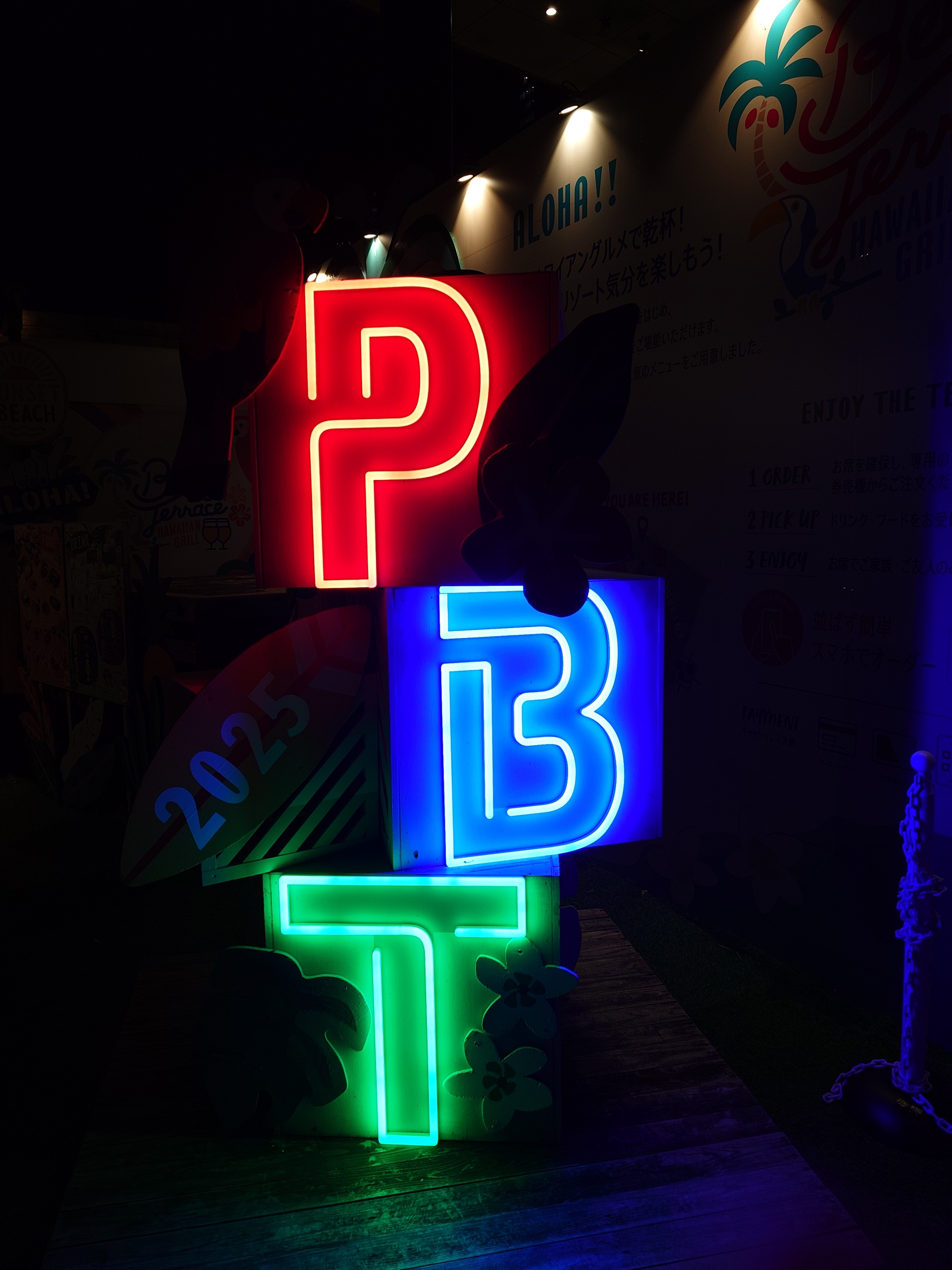 広角カメラも低照度シーンで活躍してくれる。フルサイズ機並みの自然なコントラストと発色は、過度なコンピュテーショナルフォトグラフィーを見慣れた目に優しい