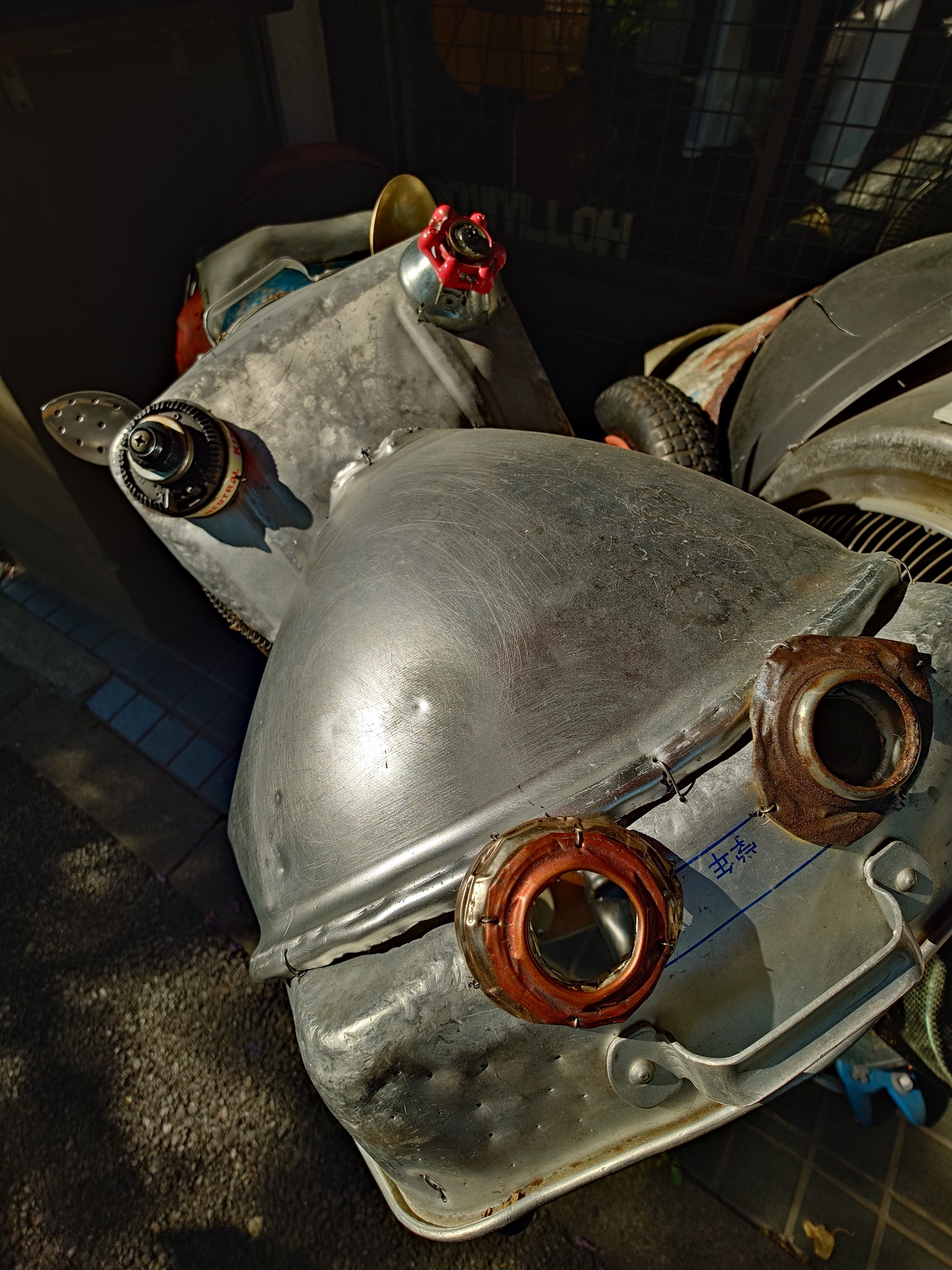 オブジェに超広角カメラで迫ったが、その写りに驚かされた。金属のリアル感は言うまでもなく、スクラッチの感じ、連続したディテールに舌を巻いた。高級コンパクトデジタルカメラに匹敵する描写力だと感じる