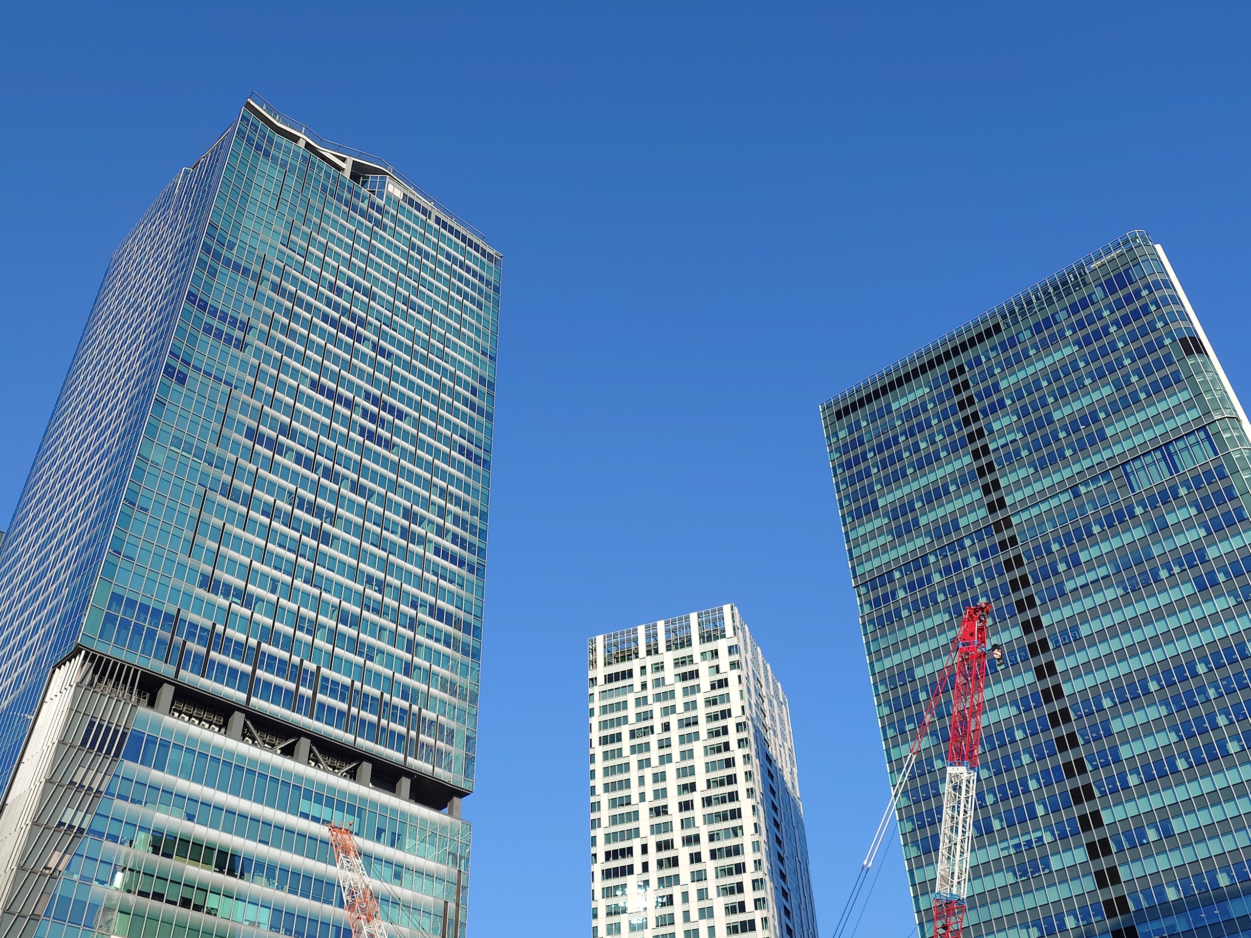 広角カメラの写りも圧倒的にいい。インテリジェントビルの窓枠ひとつひとつ、ガラスとメタリックを感じられる描写だ。ヌケ感も高く過度なコンピュテーショナルフォトグラフィーではない再現力が好ましい