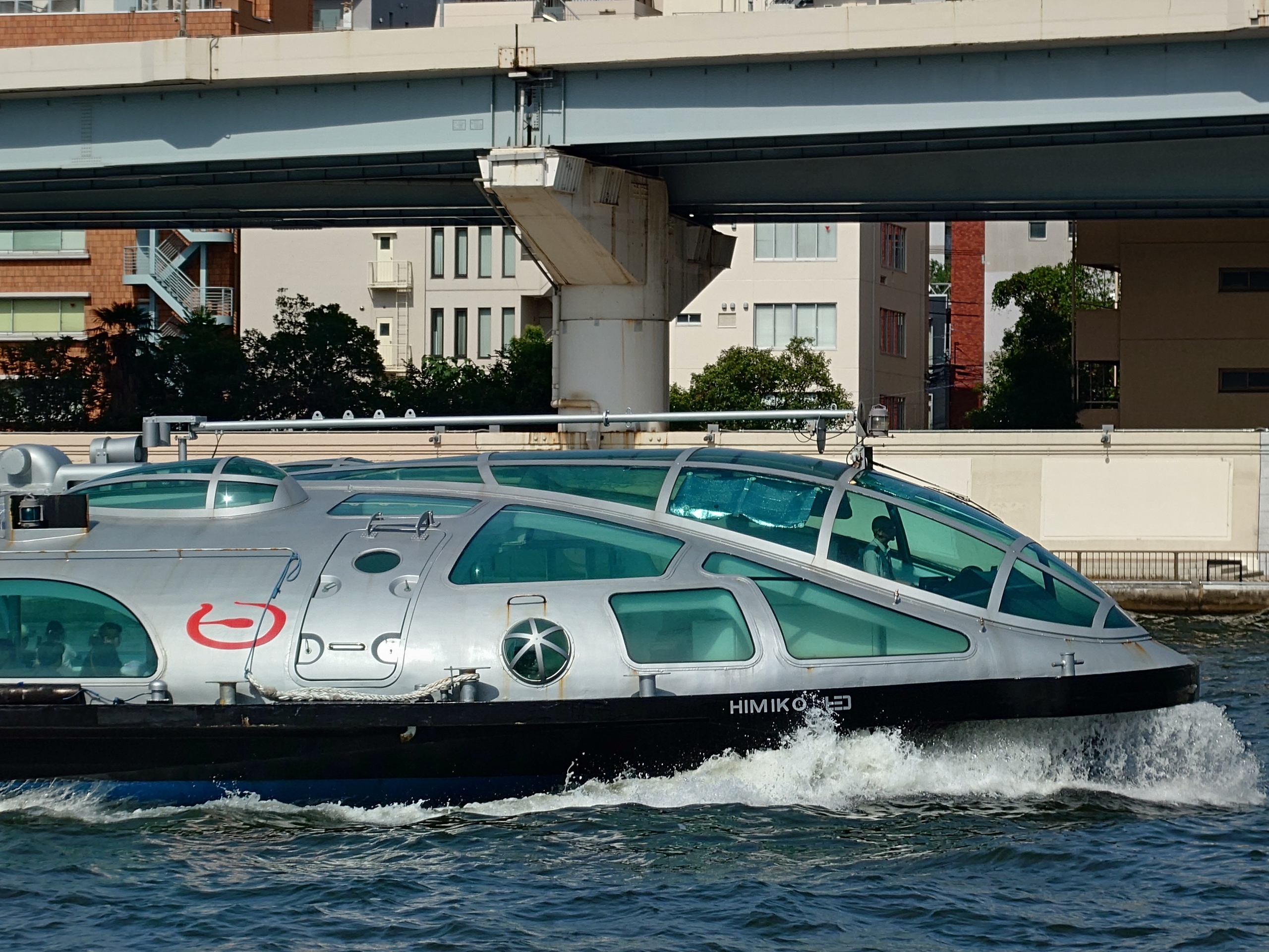 隅田川を航行する観光船を連写で。しっかりとオートフォーカスが追従し、船体のリアルな質感とともに写すことができた。サビや乗客の様子まで判別可能だ。シームレスなズーミングが可能な望遠カメラもこの端末の大きな武器だろう