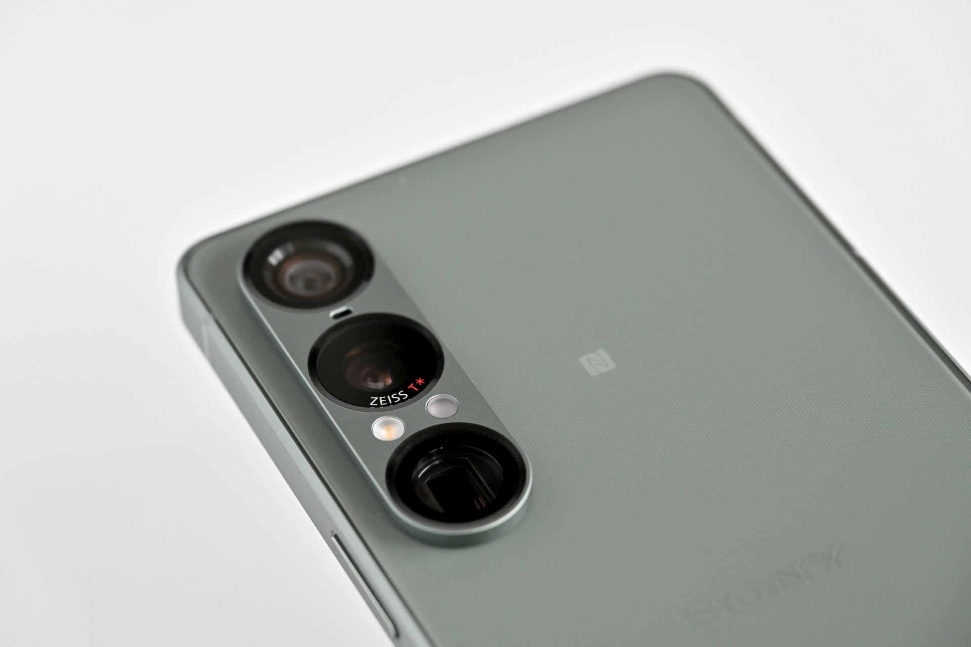 「Xperia 1 VII」に搭載される3つのカメラ。縦に並んだ精悍なルックスは健在だ。