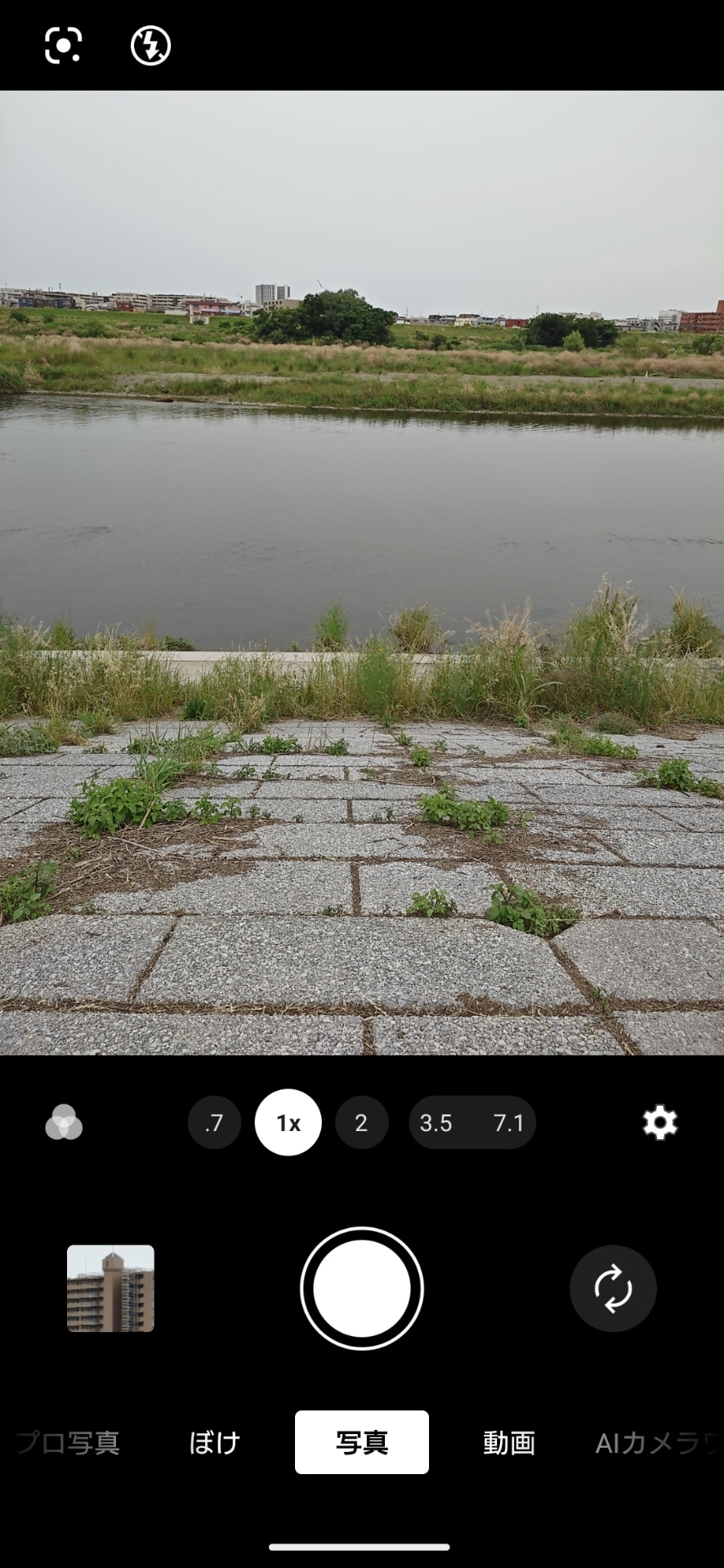 「Xperia 1 VII」のカメラ画面はきわめてオーソドックス。シンプルかつ使いやすいインターフェースになっている。