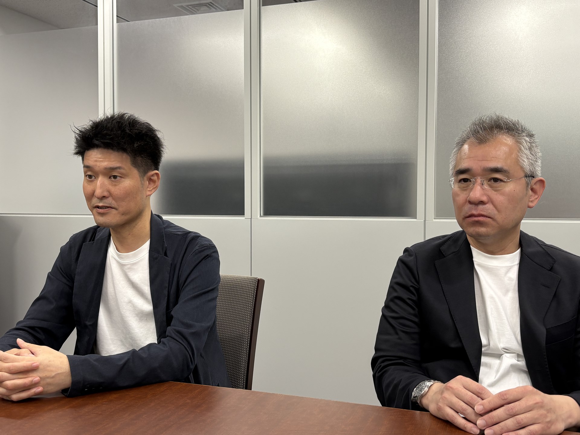 左から通信事業本部本部長の中江優晃氏と、通信事業本部パーソナル通信事業部事業部長の川井健氏
